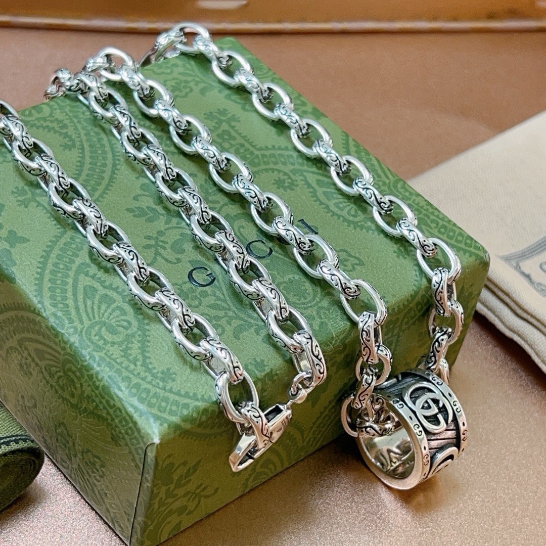 Gucci高仿雕刻鍊條男士項鍊中性風格圓筒GG吊墜設計｜歐美奢侈品精品推薦