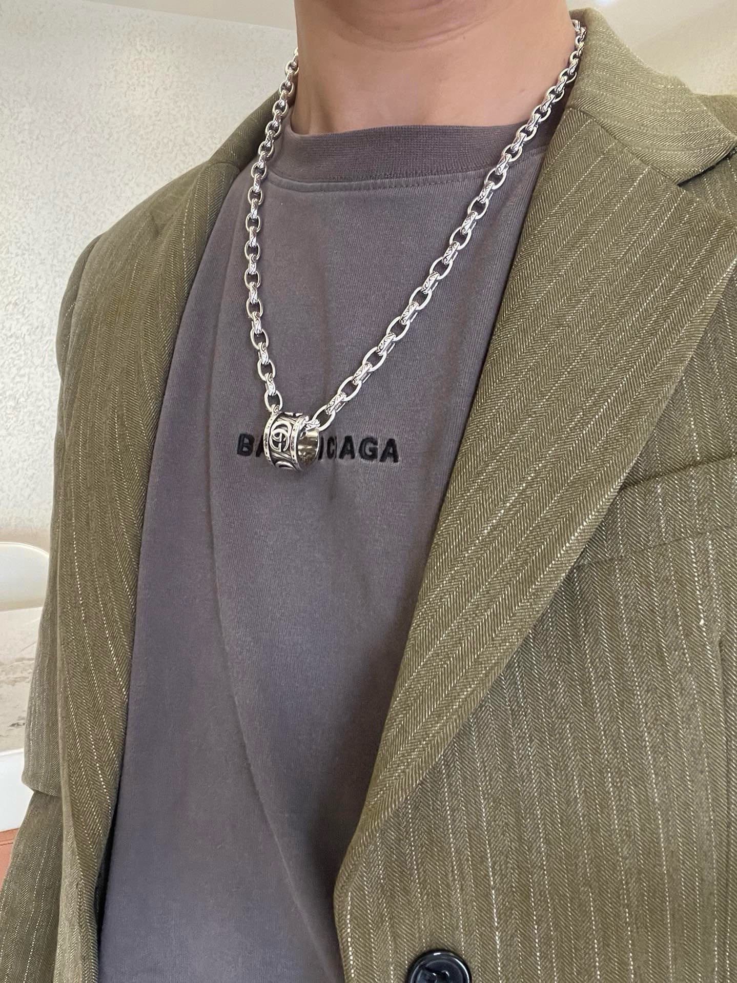 Gucci高仿雕刻鍊條男士項鍊中性風格圓筒GG吊墜設計｜歐美奢侈品精品推薦