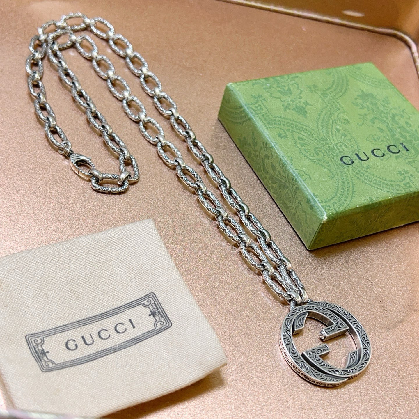 Gucci高仿復古銀鏈男士項鍊 雙G雕刻圓牌潮流單品｜歐美奢侈品精品推薦