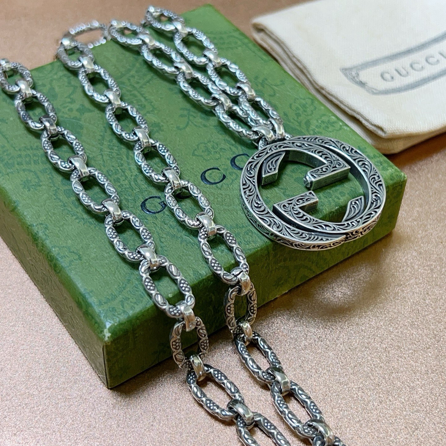 Gucci高仿復古銀鏈男士項鍊 雙G雕刻圓牌潮流單品｜歐美奢侈品精品推薦