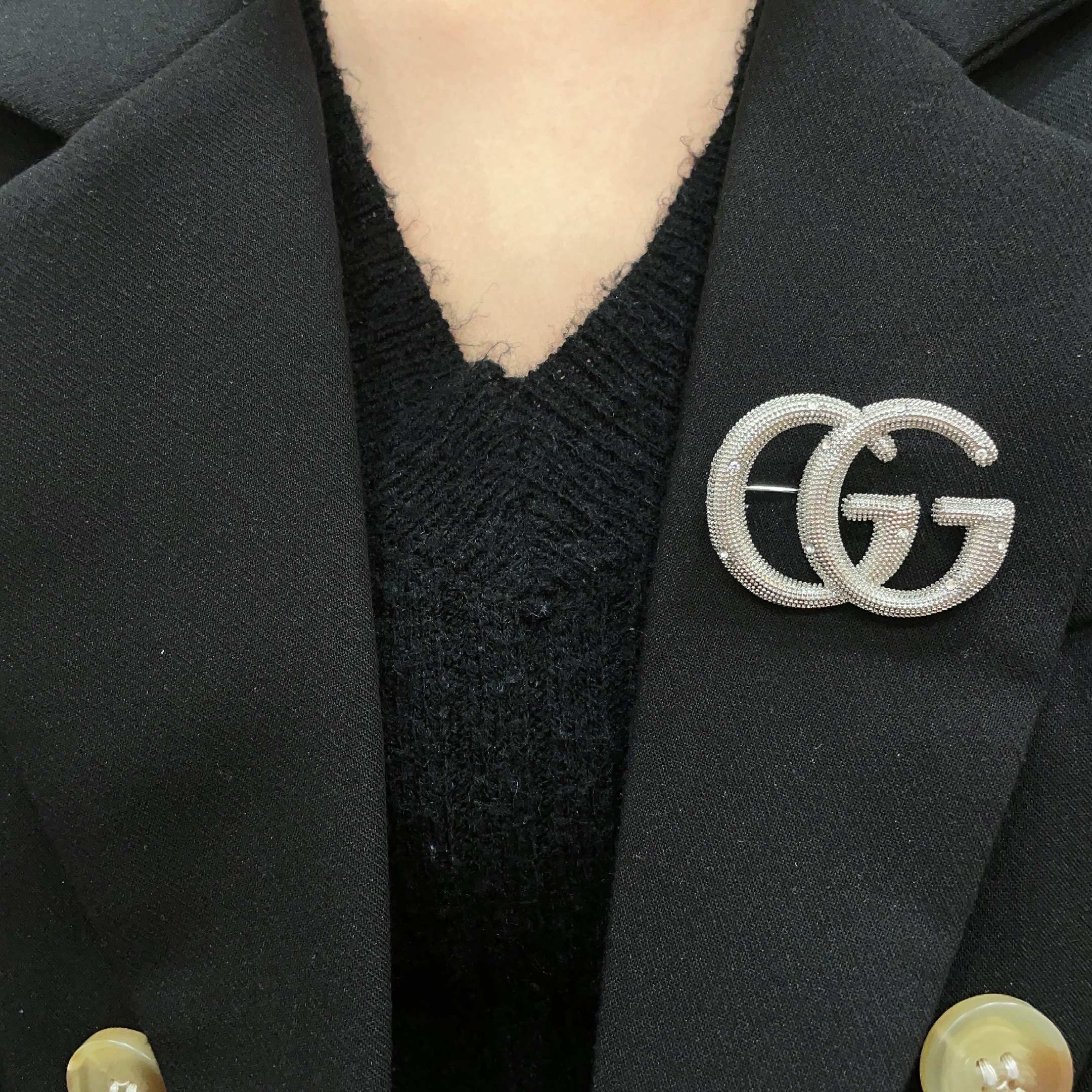 Gucci高仿雙G銀色胸針 男女款造型感強烈百搭裝飾配件｜歐美奢侈品精品推薦