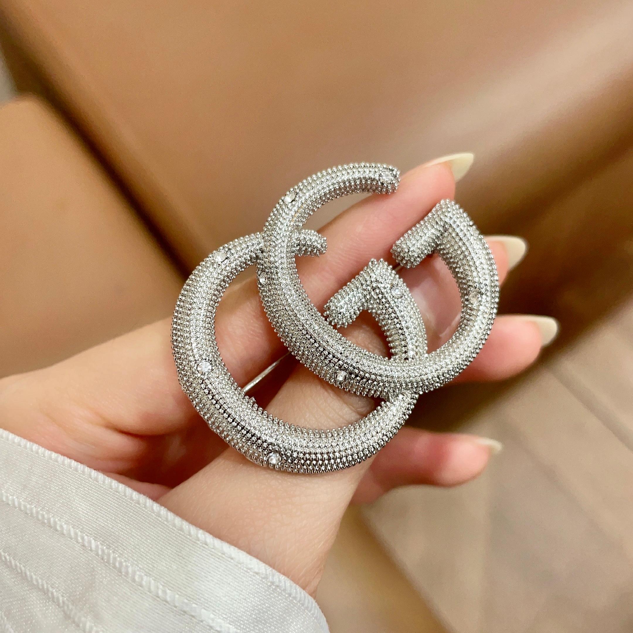 Gucci高仿雙G銀色胸針 男女款造型感強烈百搭裝飾配件｜歐美奢侈品精品推薦