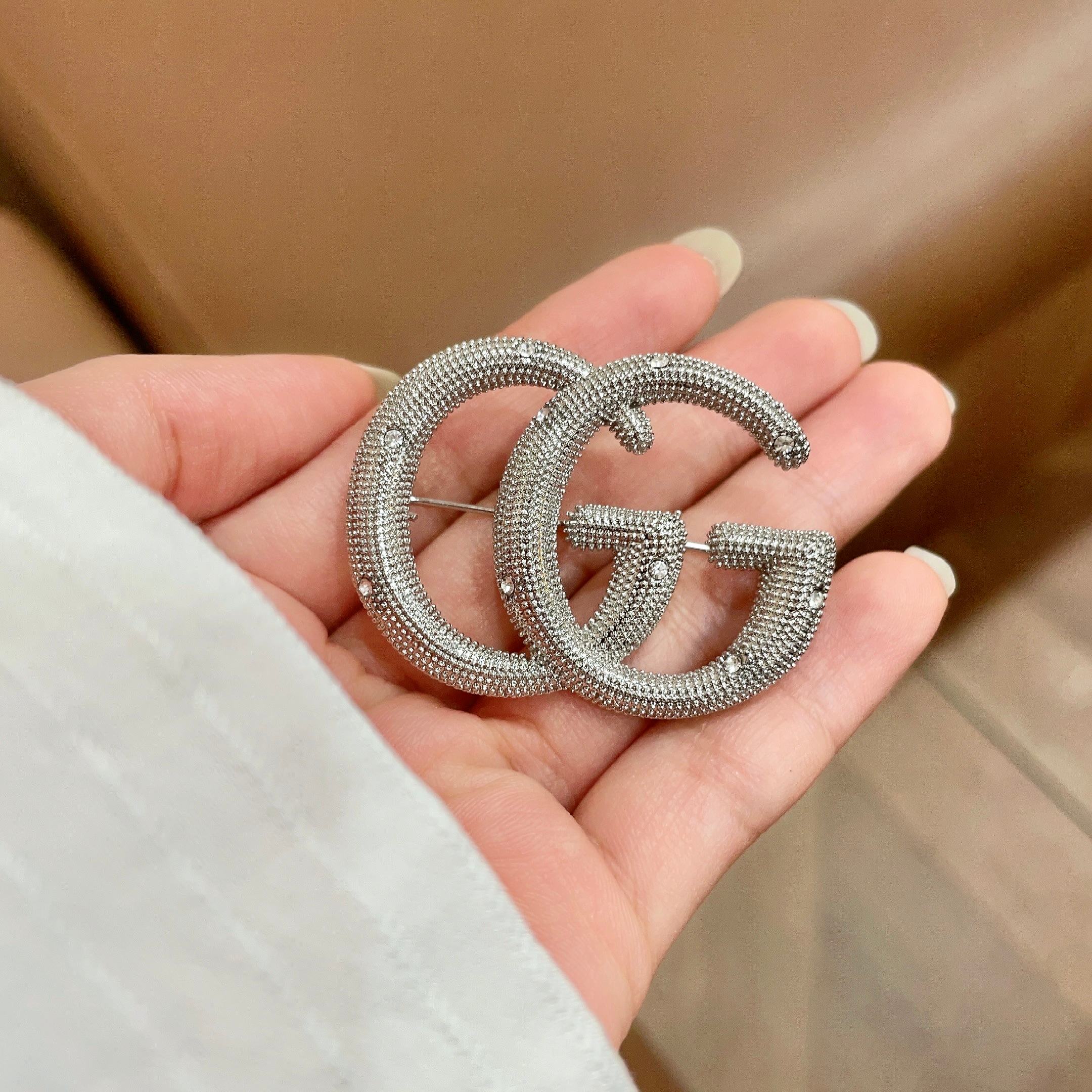 Gucci高仿雙G銀色胸針 男女款造型感強烈百搭裝飾配件｜歐美奢侈品精品推薦