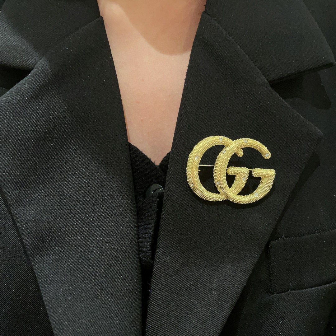Gucci高仿金色雙G胸針 奢華質感造型出眾男女都能駕馭｜歐美奢侈品精品推薦
