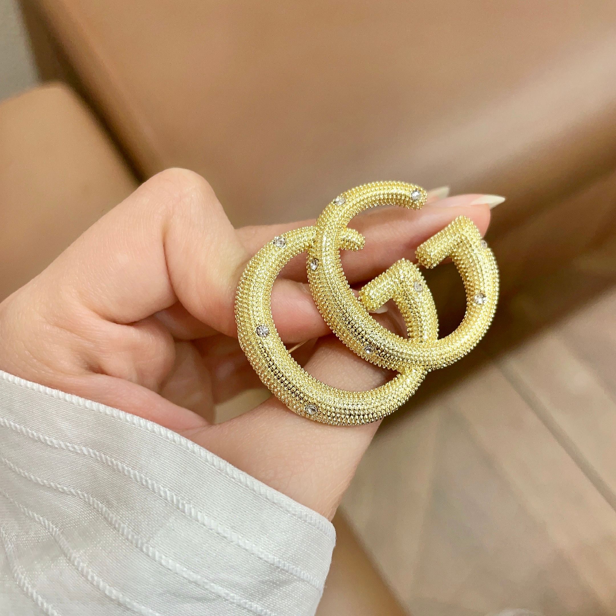Gucci高仿金色雙G胸針 奢華質感造型出眾男女都能駕馭｜歐美奢侈品精品推薦