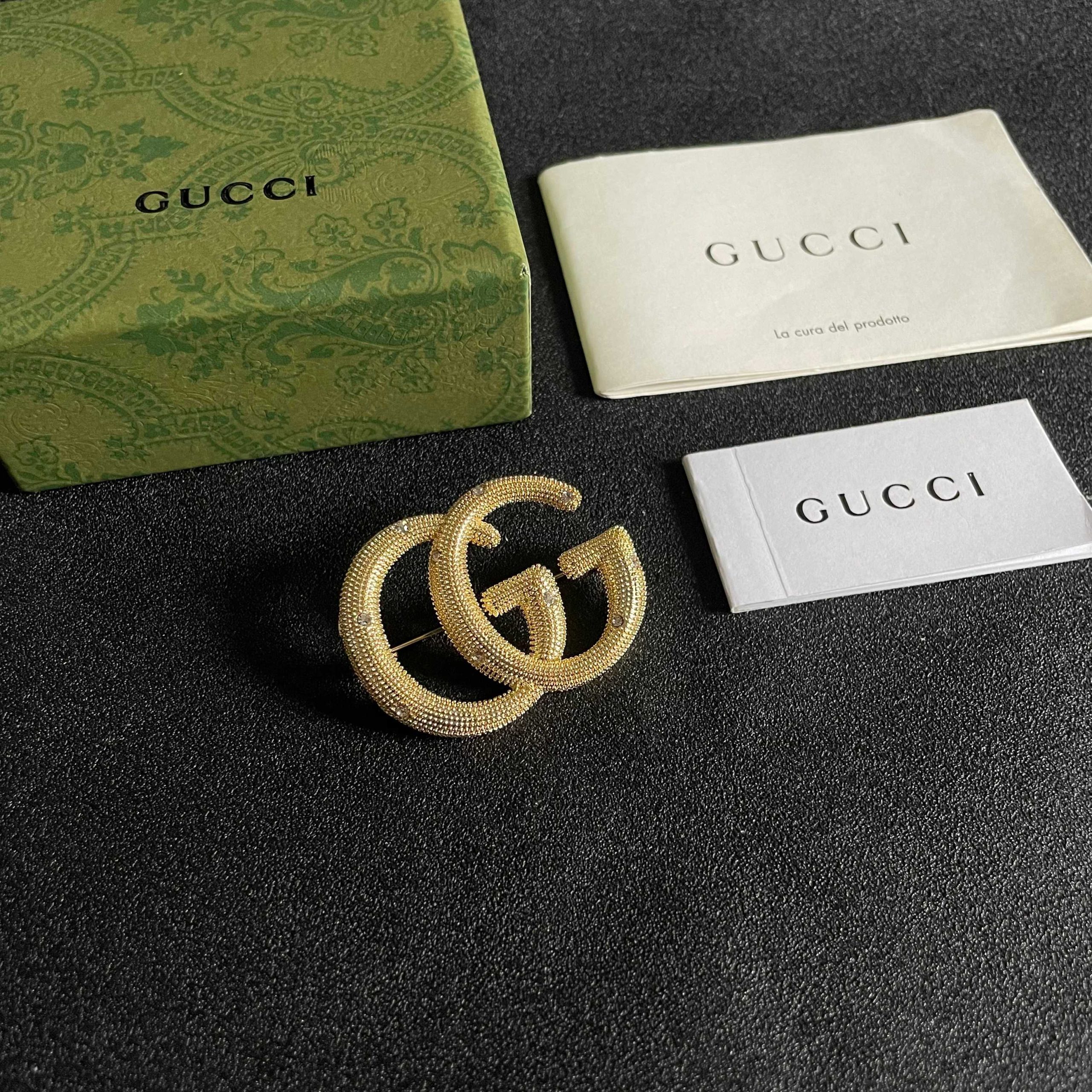 Gucci高仿金色雙G胸針 奢華質感造型出眾男女都能駕馭｜歐美奢侈品精品推薦