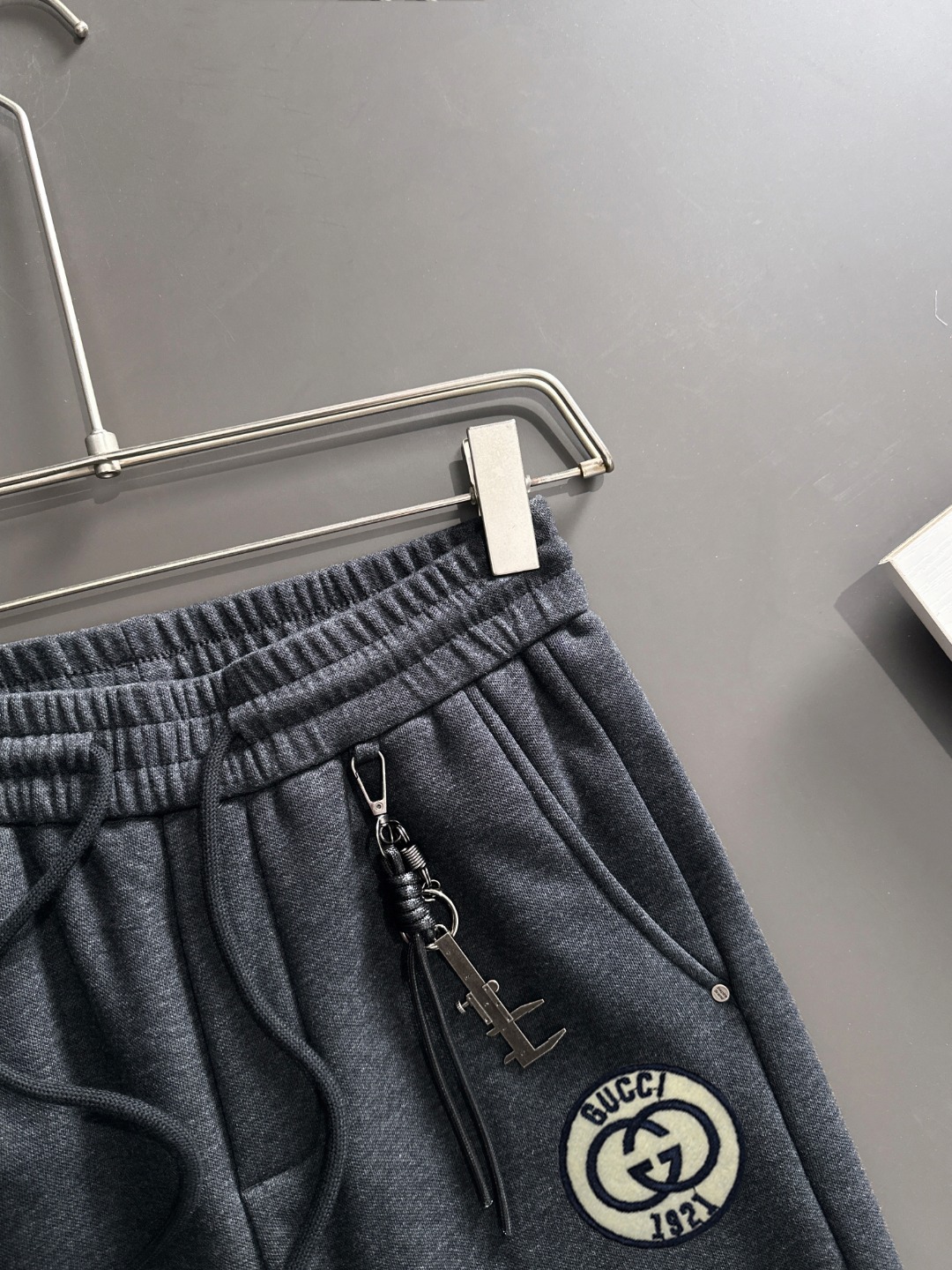 Gucci A貨男款運動長褲 深灰色設計 彈性腰頭 日常百搭|超A仿原單精品圖片 14 Gucci A貨男款運動長褲 深灰色設計 彈性腰頭 日常百搭|歐美奢侈品精品推薦