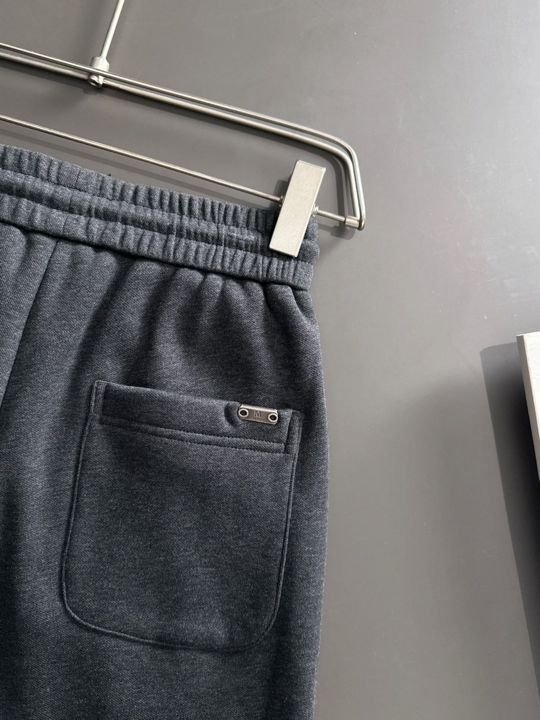 Gucci A貨男款運動長褲 深灰色設計 彈性腰頭 日常百搭|超A仿原單精品圖片 9 Gucci A貨男款運動長褲 深灰色設計 彈性腰頭 日常百搭|歐美奢侈品精品推薦