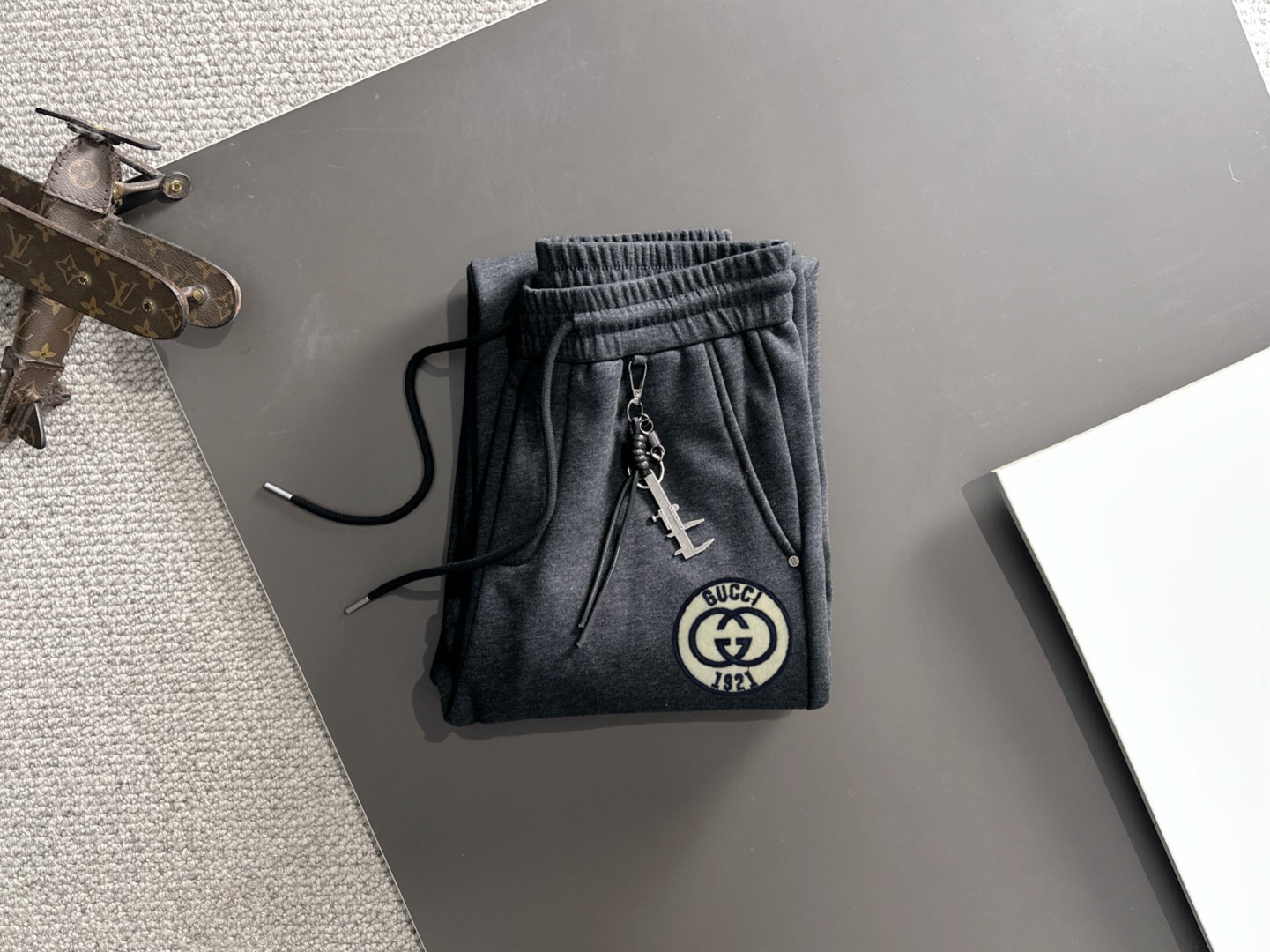 Gucci A貨男款運動長褲 深灰色設計 彈性腰頭 日常百搭|超A仿原單精品圖片 8 Gucci A貨男款運動長褲 深灰色設計 彈性腰頭 日常百搭|歐美奢侈品精品推薦