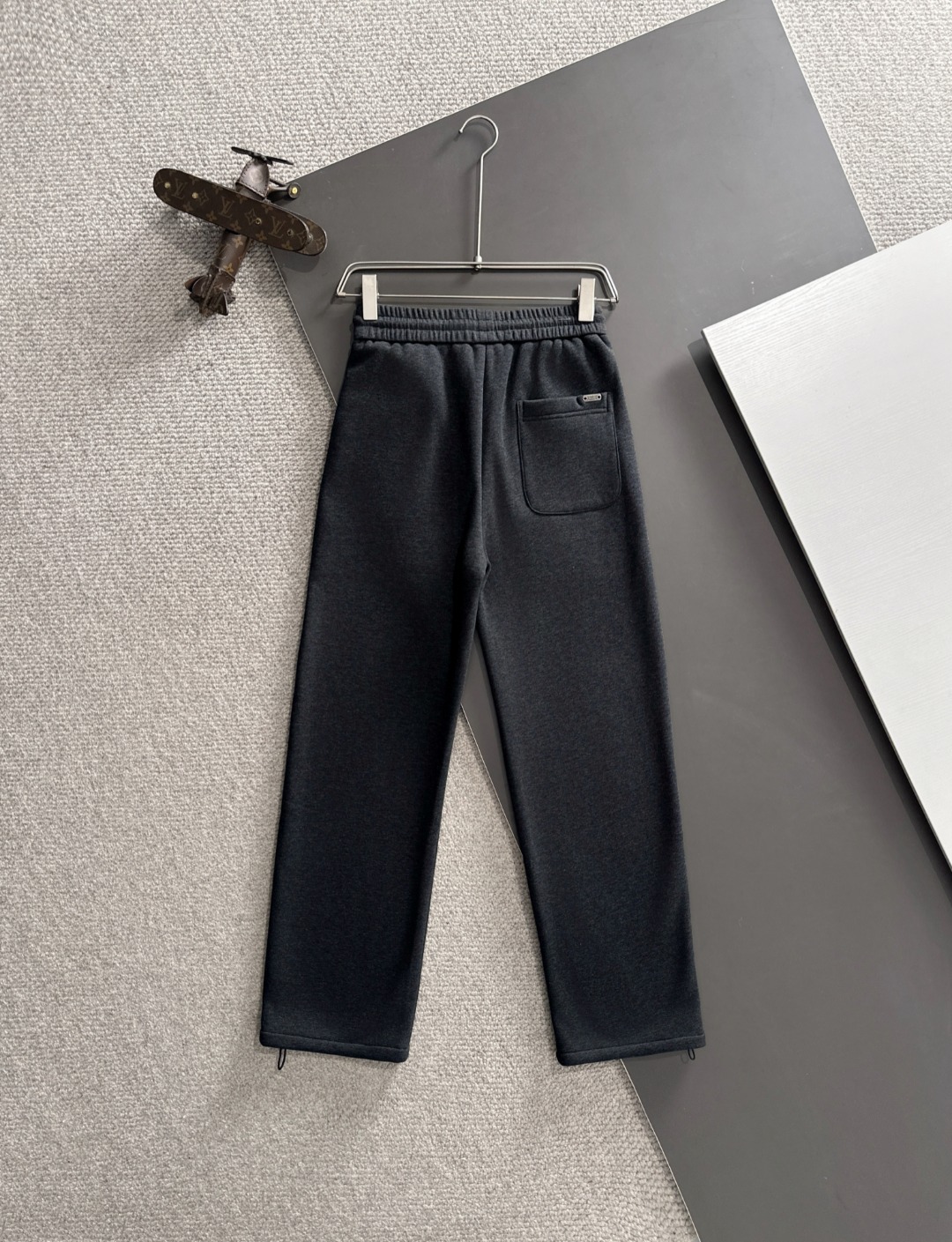 Gucci A貨男款運動長褲 深灰色設計 彈性腰頭 日常百搭|超A仿原單精品圖片 7 Gucci A貨男款運動長褲 深灰色設計 彈性腰頭 日常百搭|歐美奢侈品精品推薦