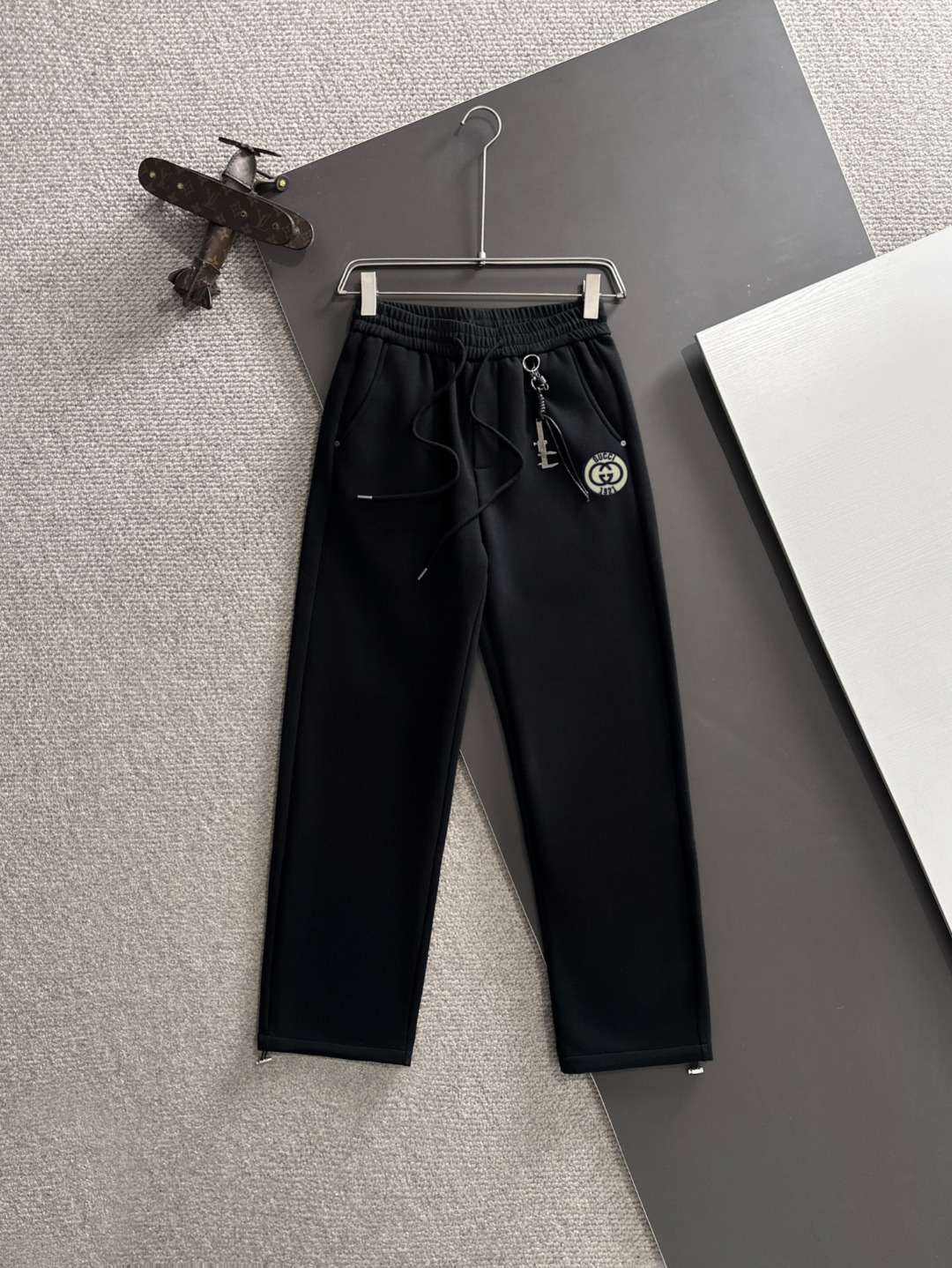 Gucci高仿男士黑色運動長褲 立體LOGO設計 實穿機能褲款