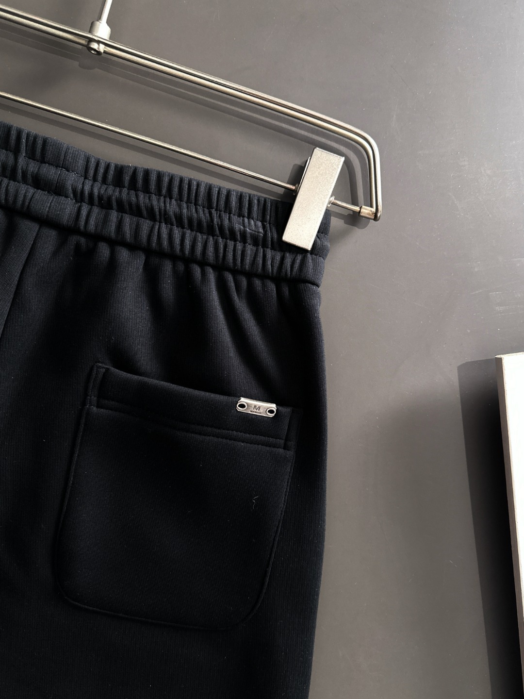 Gucci高仿男士黑色運動長褲 立體LOGO設計 實穿機能褲款|超A仿原單精品圖片 9 Gucci高仿男士黑色運動長褲 立體LOGO設計 實穿機能褲款|歐美奢侈品精品推薦