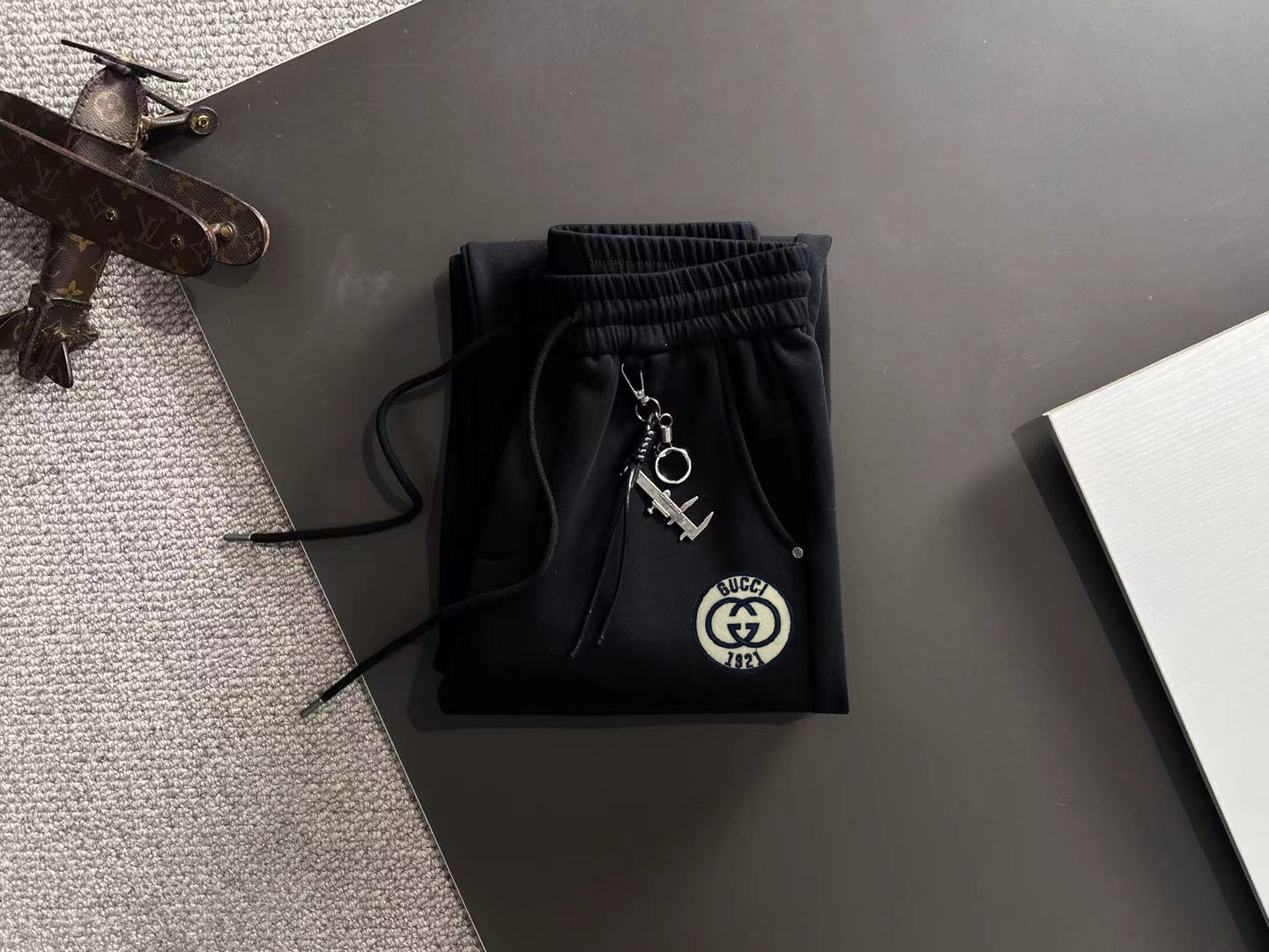 Gucci高仿男士黑色運動長褲 立體LOGO設計 實穿機能褲款|超A仿原單精品圖片 8 Gucci高仿男士黑色運動長褲 立體LOGO設計 實穿機能褲款|歐美奢侈品精品推薦