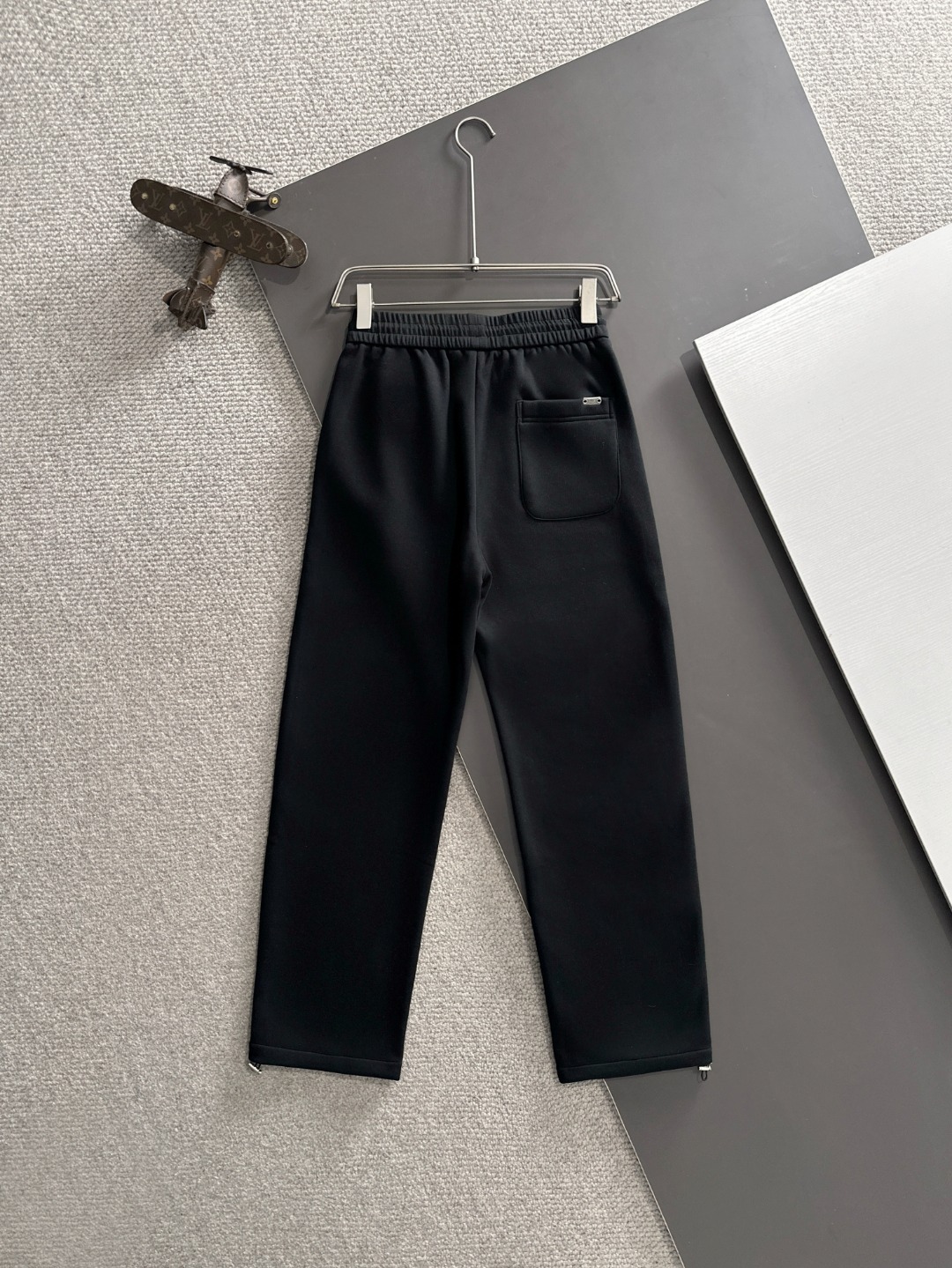 Gucci高仿男士黑色運動長褲 立體LOGO設計 實穿機能褲款|超A仿原單精品圖片 7 Gucci高仿男士黑色運動長褲 立體LOGO設計 實穿機能褲款|歐美奢侈品精品推薦