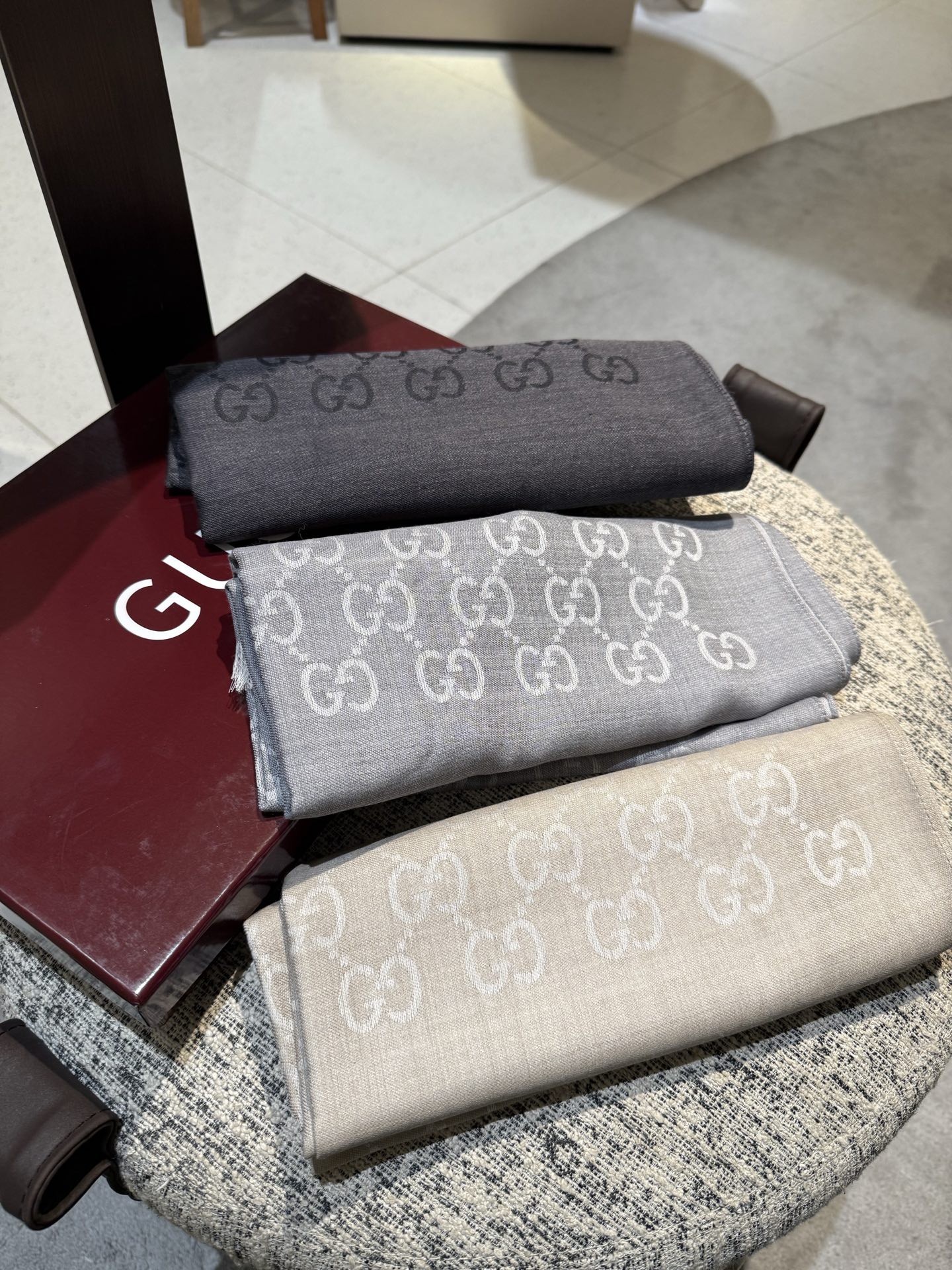 Gucci高仿GG滿版圖騰圍巾 深灰極簡設計 商務百搭風｜歐美奢侈品精品推薦