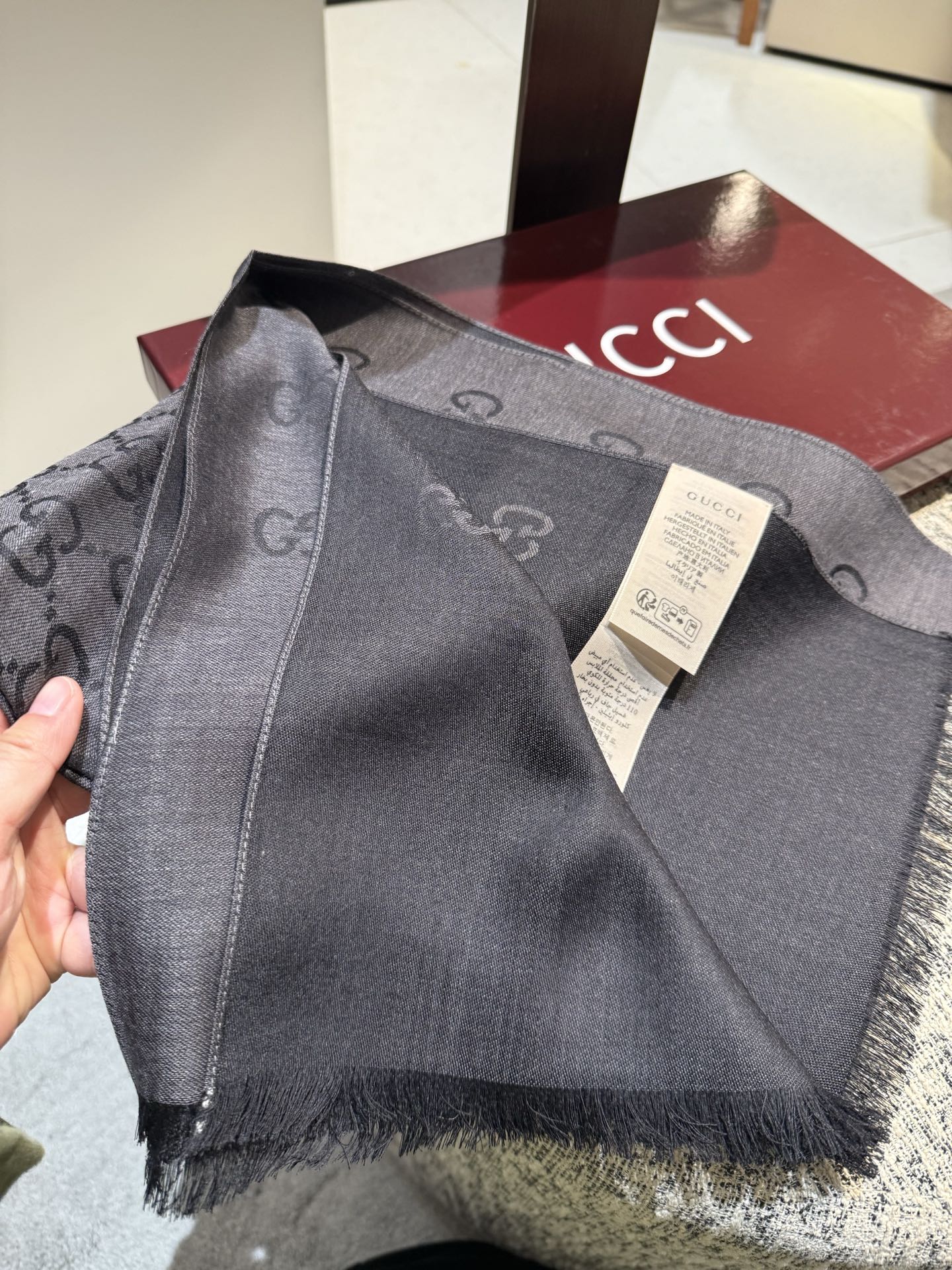 Gucci高仿GG滿版圖騰圍巾 深灰極簡設計 商務百搭風｜歐美奢侈品精品推薦