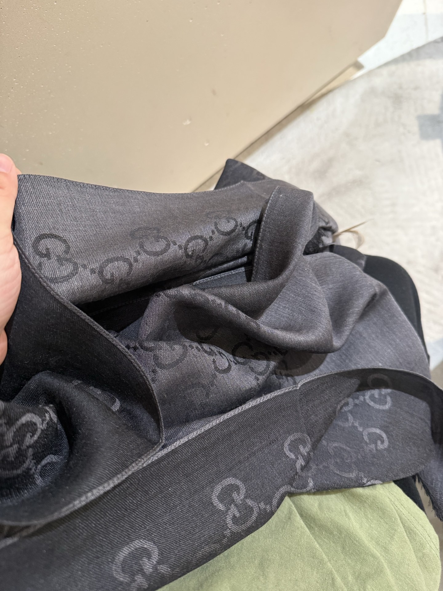 Gucci高仿GG滿版圖騰圍巾 深灰極簡設計 商務百搭風｜歐美奢侈品精品推薦