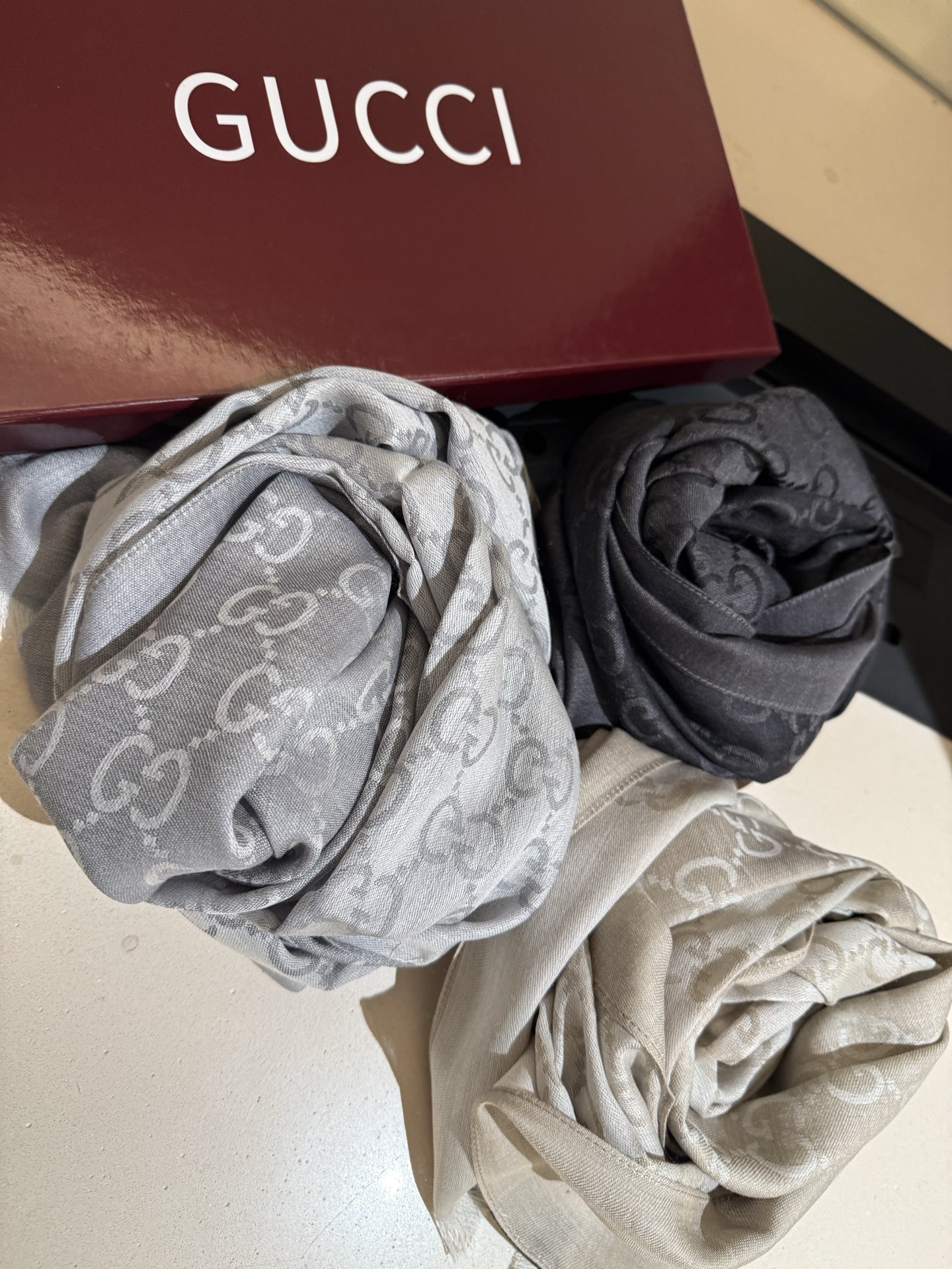 Gucci高仿GG滿版圖騰圍巾 深灰極簡設計 商務百搭風｜歐美奢侈品精品推薦