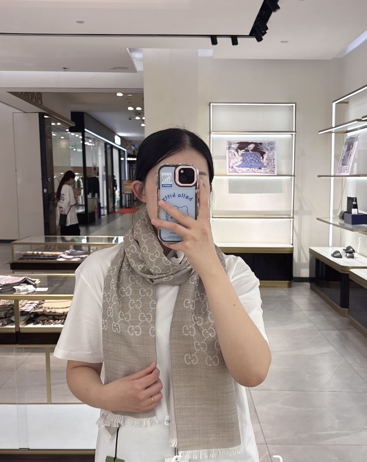 Gucci一比一淺卡其GG圍巾 經典標誌感設計 輕奢通勤首選|超A仿原單精品圖片 6 Gucci一比一淺卡其GG圍巾 經典標誌感設計 輕奢通勤首選|歐美奢侈品精品推薦