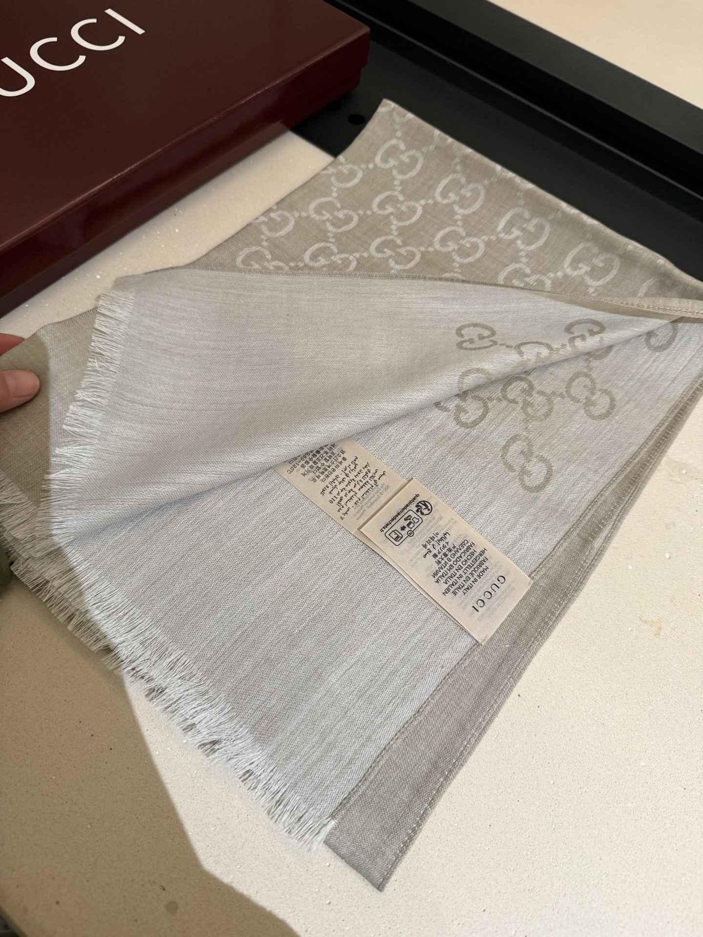 Gucci一比一淺卡其GG圍巾 經典標誌感設計 輕奢通勤首選|超A仿原單精品圖片 12 Gucci一比一淺卡其GG圍巾 經典標誌感設計 輕奢通勤首選|歐美奢侈品精品推薦