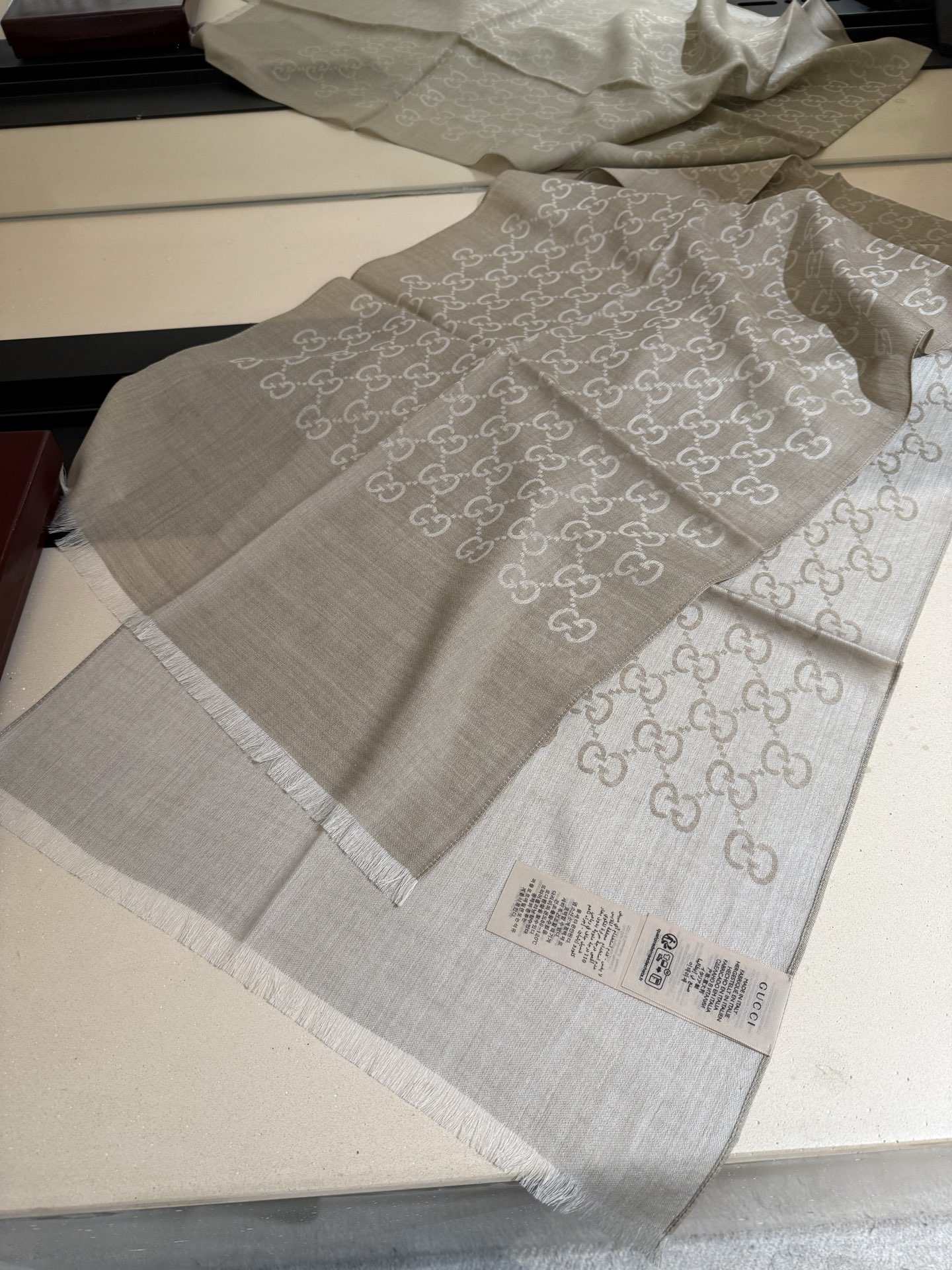 Gucci一比一淺卡其GG圍巾 經典標誌感設計 輕奢通勤首選|超A仿原單精品圖片 11 Gucci一比一淺卡其GG圍巾 經典標誌感設計 輕奢通勤首選|歐美奢侈品精品推薦