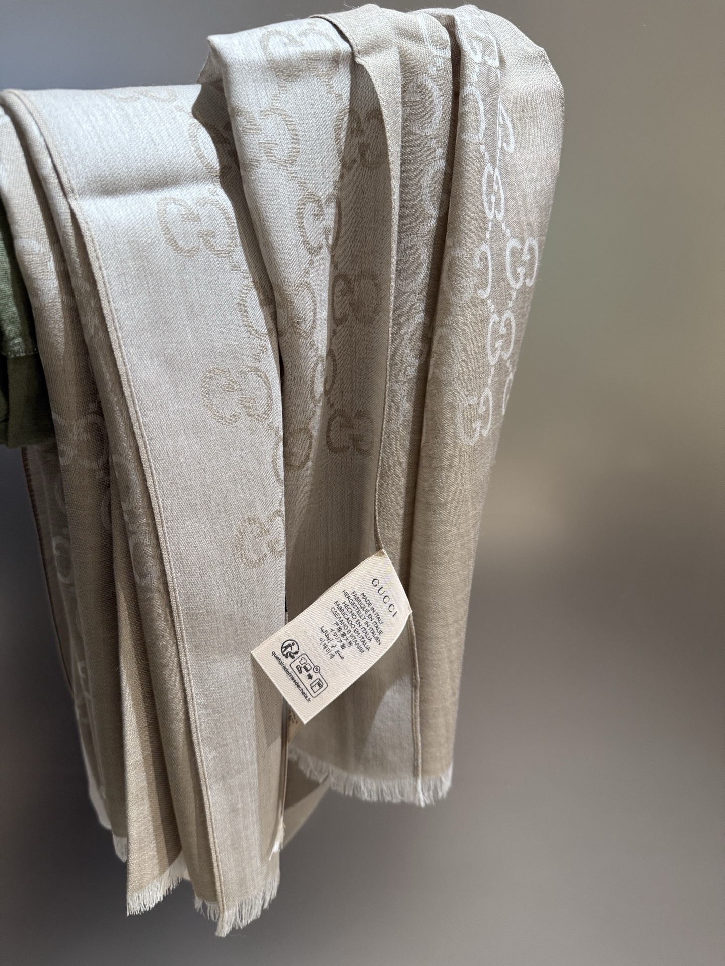 Gucci一比一淺卡其GG圍巾 經典標誌感設計 輕奢通勤首選|超A仿原單精品圖片 9 Gucci一比一淺卡其GG圍巾 經典標誌感設計 輕奢通勤首選|歐美奢侈品精品推薦