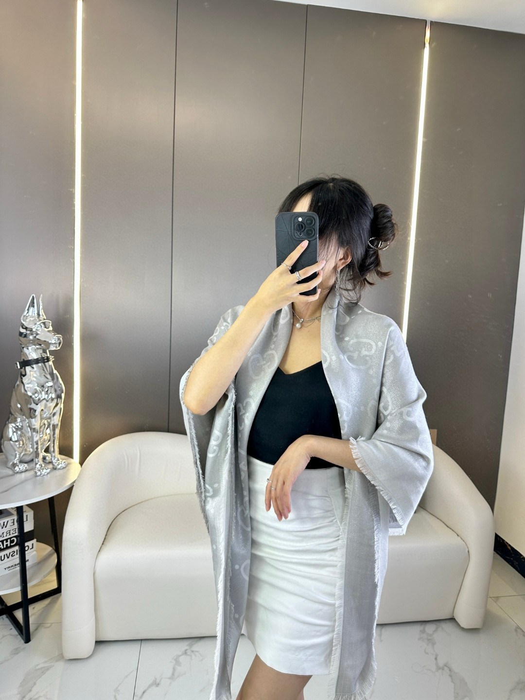 Gucci高仿銀灰色GG圍巾 光澤質地優雅設計 冬季輕奢推薦|超A仿原單精品圖片 14 Gucci高仿銀灰色GG圍巾 光澤質地優雅設計 冬季輕奢推薦|歐美奢侈品精品推薦