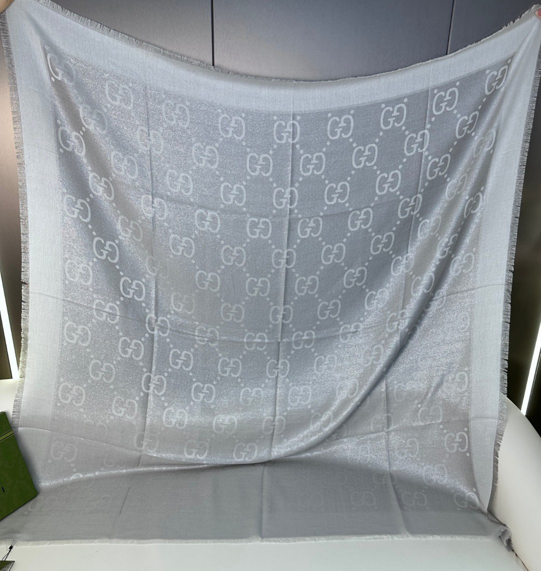 Gucci高仿銀灰色GG圍巾 光澤質地優雅設計 冬季輕奢推薦|超A仿原單精品圖片 11 Gucci高仿銀灰色GG圍巾 光澤質地優雅設計 冬季輕奢推薦|歐美奢侈品精品推薦