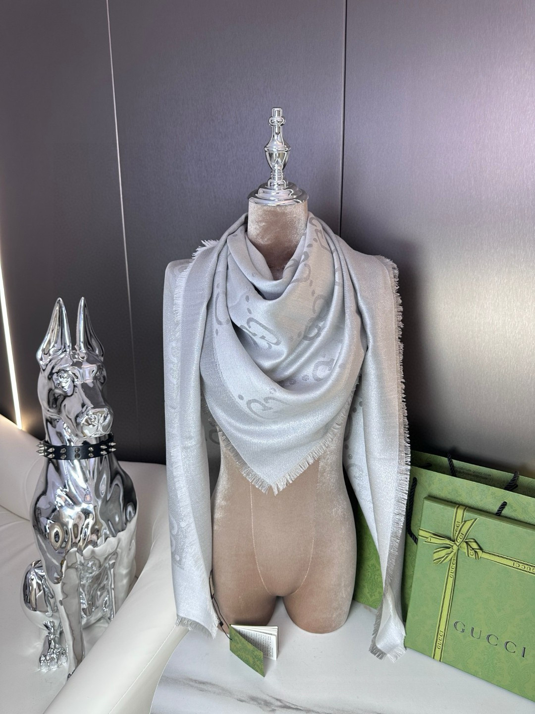 Gucci高仿銀灰色GG圍巾 光澤質地優雅設計 冬季輕奢推薦