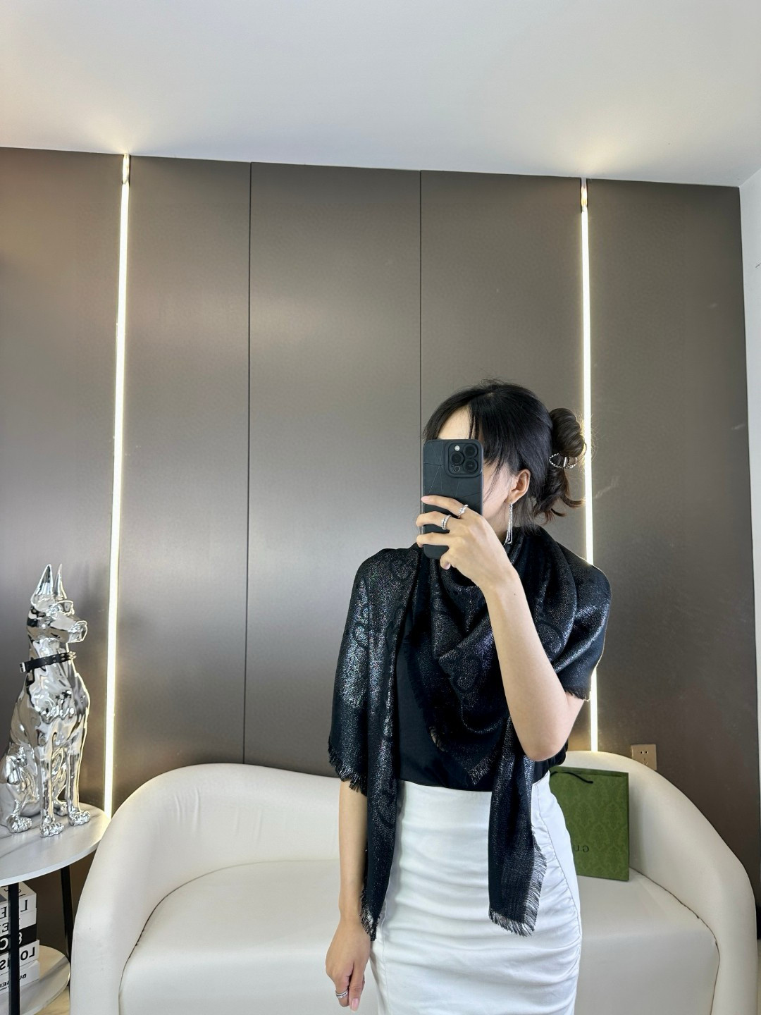 Gucci高仿黑色GG圖騰圍巾 低調銀光設計 極簡風格百搭|超A仿原單精品圖片 6 Gucci高仿黑色GG圖騰圍巾 低調銀光設計 極簡風格百搭|歐美奢侈品精品推薦