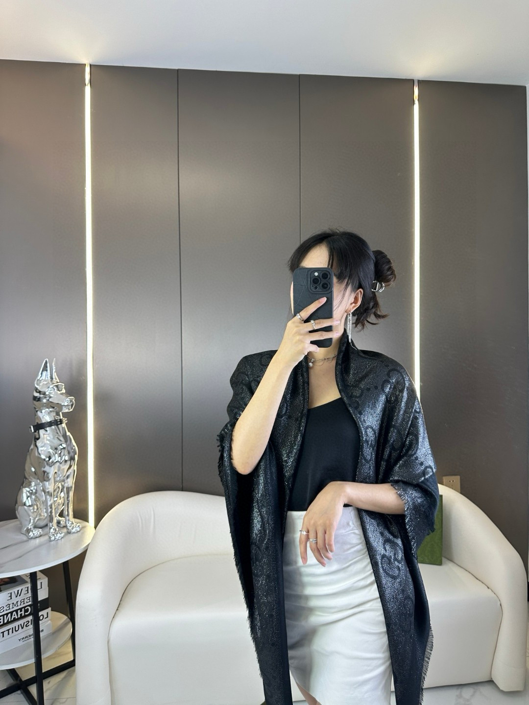 Gucci高仿黑色GG圖騰圍巾 低調銀光設計 極簡風格百搭|超A仿原單精品圖片 13 Gucci高仿黑色GG圖騰圍巾 低調銀光設計 極簡風格百搭|歐美奢侈品精品推薦