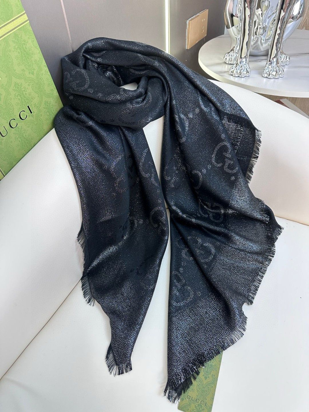 Gucci高仿黑色GG圖騰圍巾 低調銀光設計 極簡風格百搭