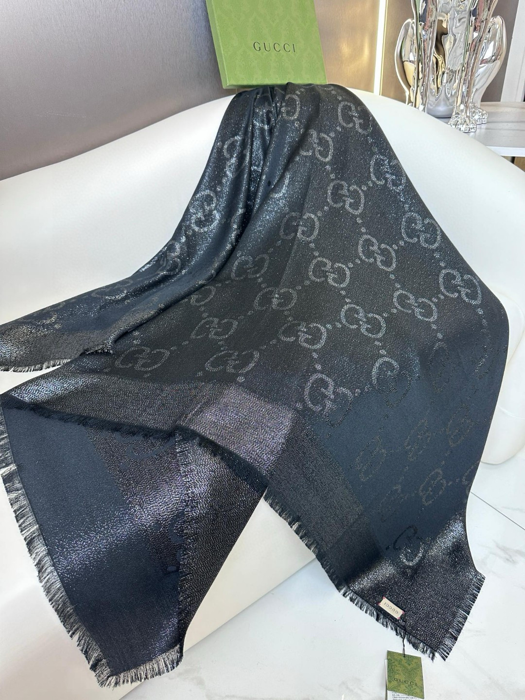 Gucci高仿黑色GG圖騰圍巾 低調銀光設計 極簡風格百搭|超A仿原單精品圖片 9 Gucci高仿黑色GG圖騰圍巾 低調銀光設計 極簡風格百搭|歐美奢侈品精品推薦