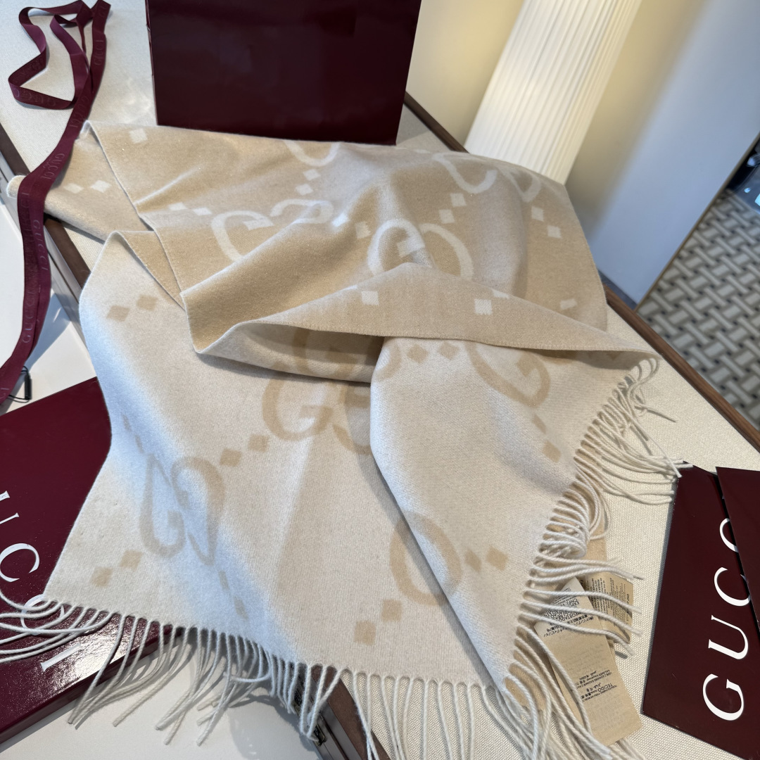 Gucci A貨奶油白流蘇圍巾 GG放大標誌設計 羊毛觸感保暖單品｜歐美奢侈品精品推薦