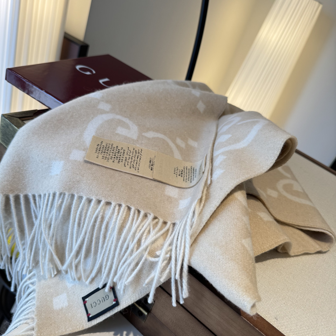 Gucci A貨奶油白流蘇圍巾 GG放大標誌設計 羊毛觸感保暖單品｜歐美奢侈品精品推薦