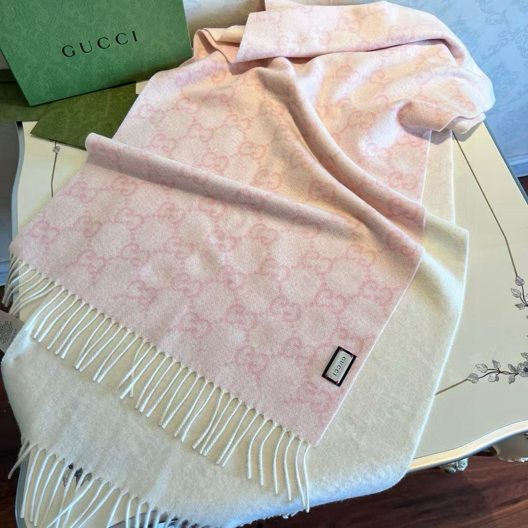 Gucci高仿粉色羊毛GG圍巾 雙面設計柔和配色 流蘇邊細節感｜歐美奢侈品精品推薦