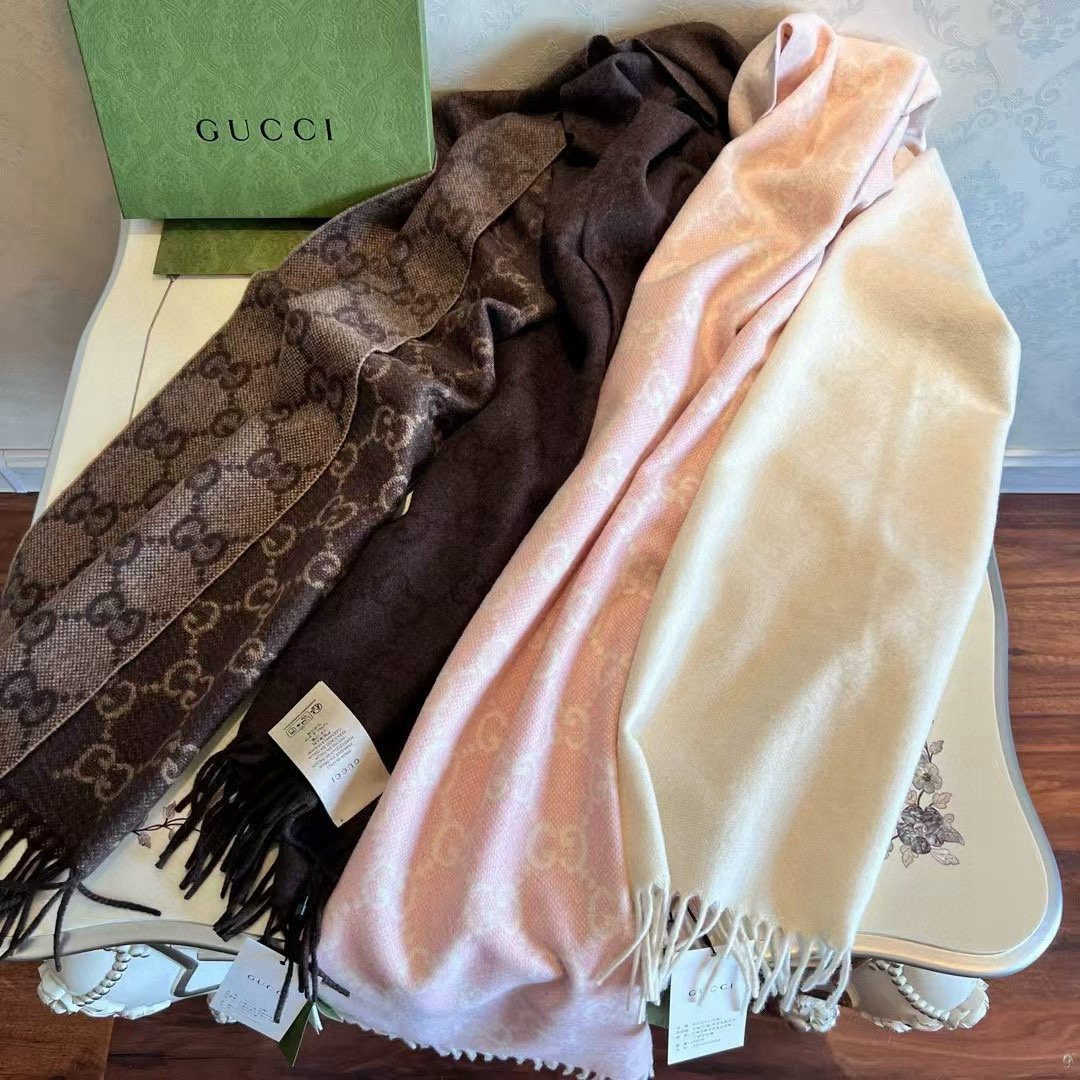 Gucci高仿粉色羊毛GG圍巾 雙面設計柔和配色 流蘇邊細節感｜歐美奢侈品精品推薦