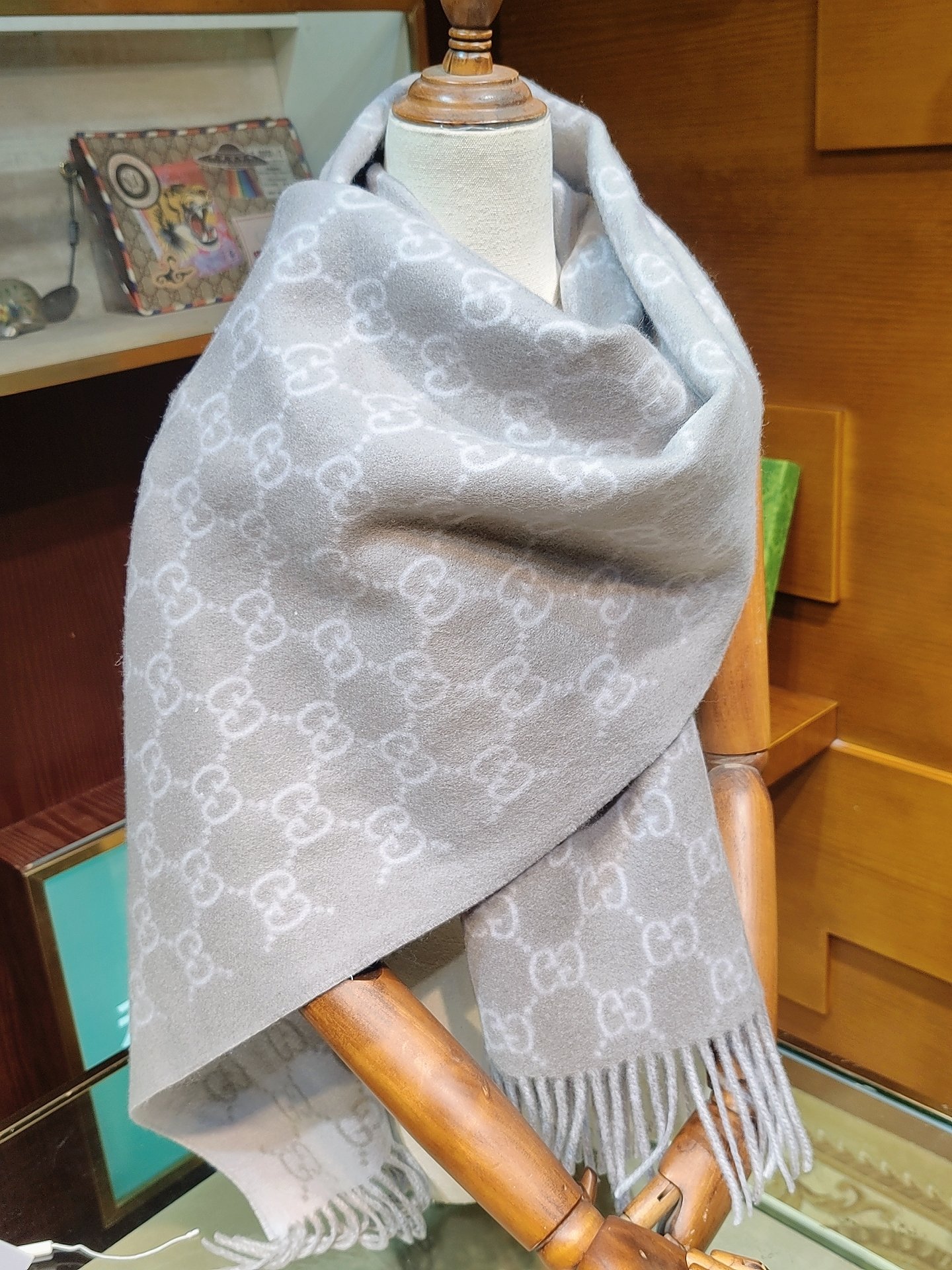 Gucci高仿經典GG毛呢圍巾 灰白雙面織紋 羊毛混紡冬季保暖款｜歐美奢侈品精品推薦