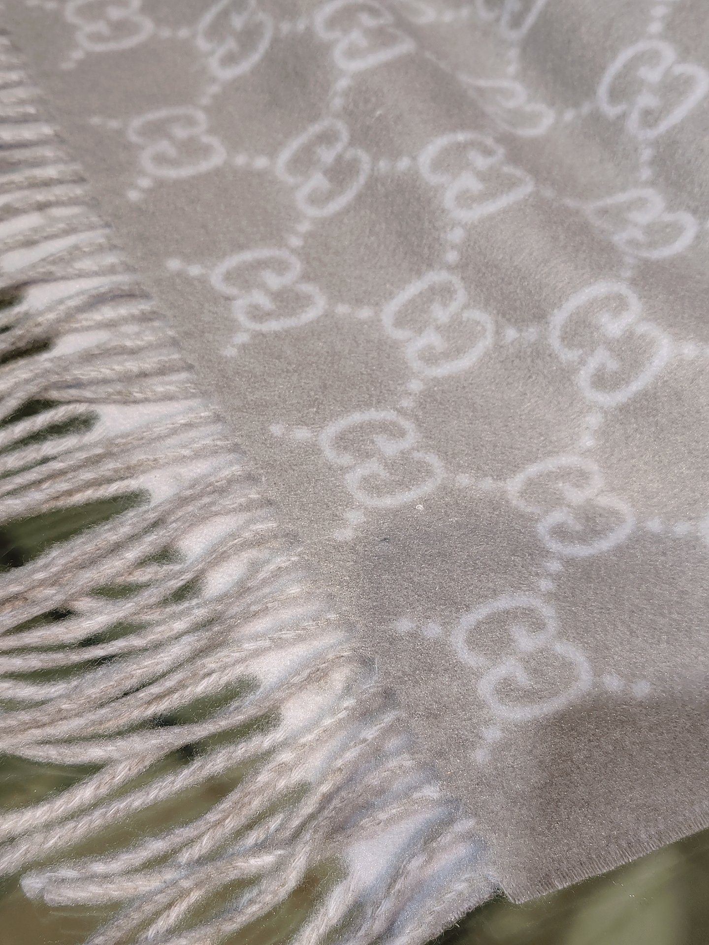 Gucci高仿經典GG毛呢圍巾 灰白雙面織紋 羊毛混紡冬季保暖款｜歐美奢侈品精品推薦