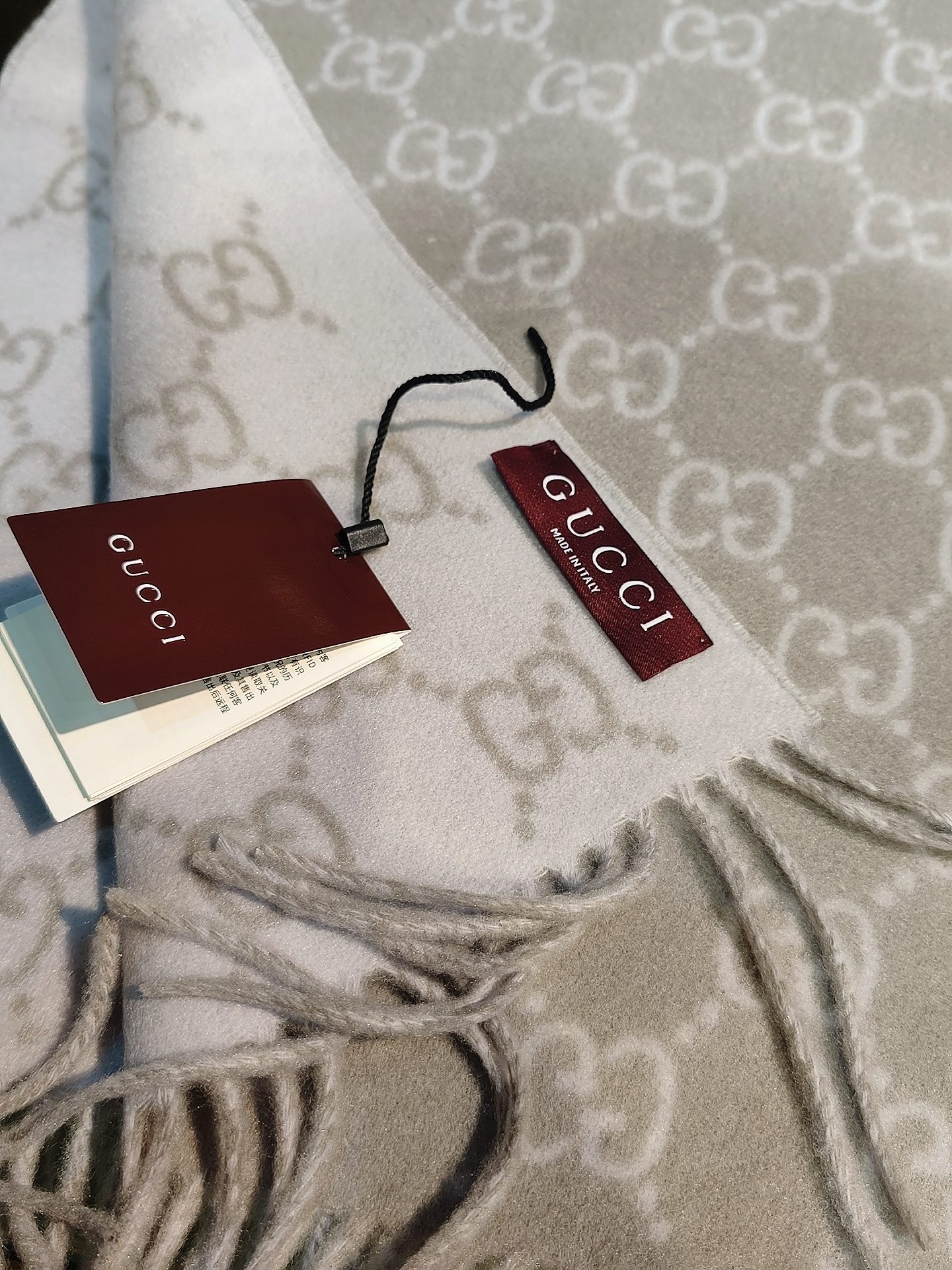 Gucci高仿經典GG毛呢圍巾 灰白雙面織紋 羊毛混紡冬季保暖款｜歐美奢侈品精品推薦