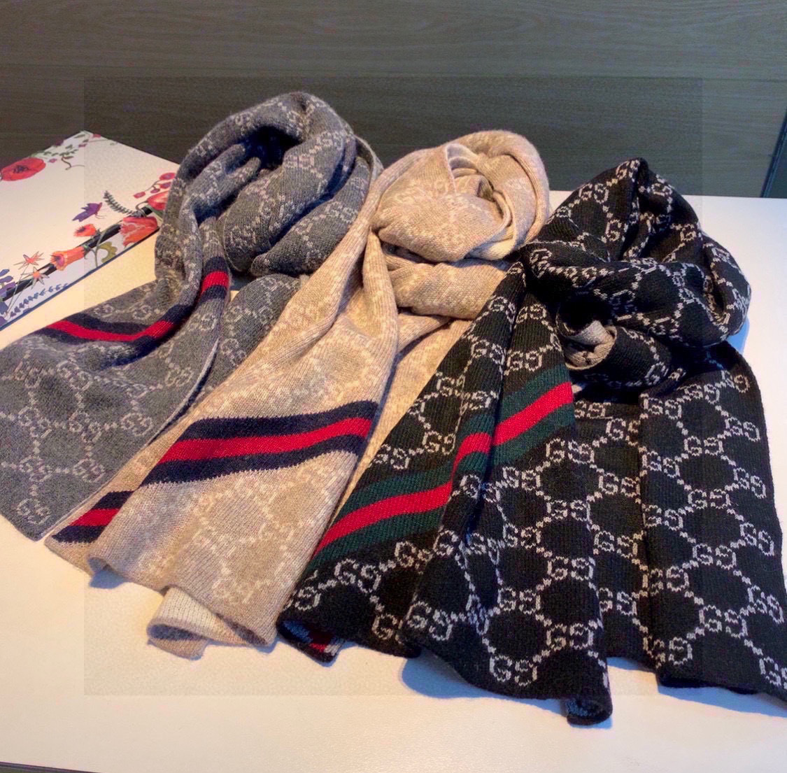 Gucci高仿條紋GG圍巾 淺麻灰復古紅藍撞色 滿版織紋經典款｜歐美奢侈品精品推薦