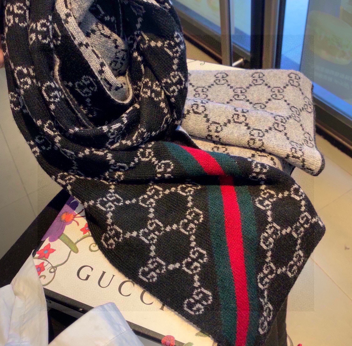 Gucci一比一黑灰雙面GG圍巾 羊毛混紡經典紅綠條紋| 7 Gucci一比一黑灰雙面GG圍巾 羊毛混紡經典紅綠條紋