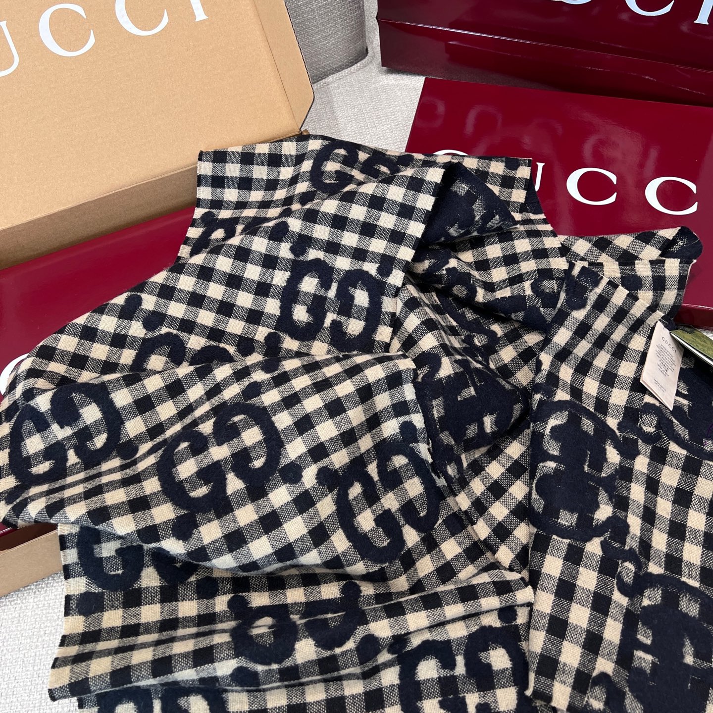 Gucci原單格紋GG圍巾 米色拼黑格設計 男款秋冬復古羊毛款|超A仿原單精品圖片 14 Gucci原單格紋GG圍巾 米色拼黑格設計 男款秋冬復古羊毛款|歐美奢侈品精品推薦