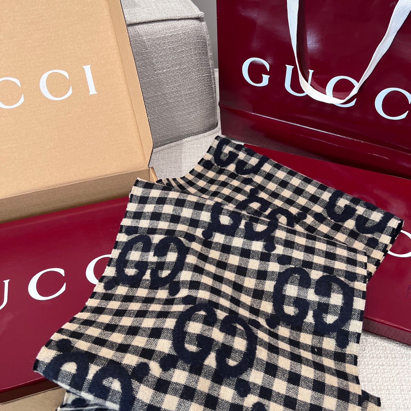 Gucci原單格紋GG圍巾 米色拼黑格設計 男款秋冬復古羊毛款|超A仿原單精品圖片 10 Gucci原單格紋GG圍巾 米色拼黑格設計 男款秋冬復古羊毛款|歐美奢侈品精品推薦