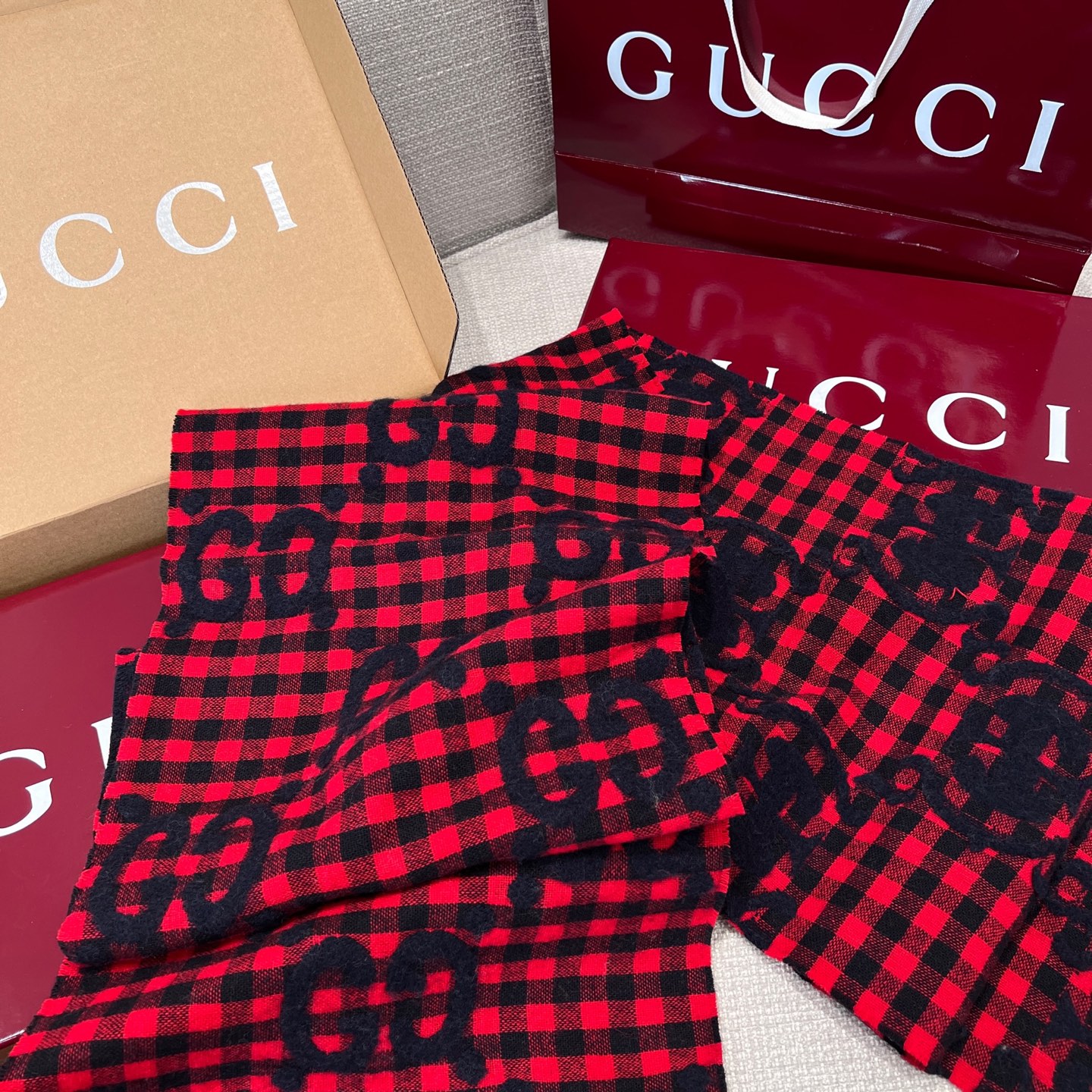 Gucci 高仿格紋雙G羊毛圍巾 男女款紅黑配色保暖百搭單品｜歐美奢侈品精品推薦