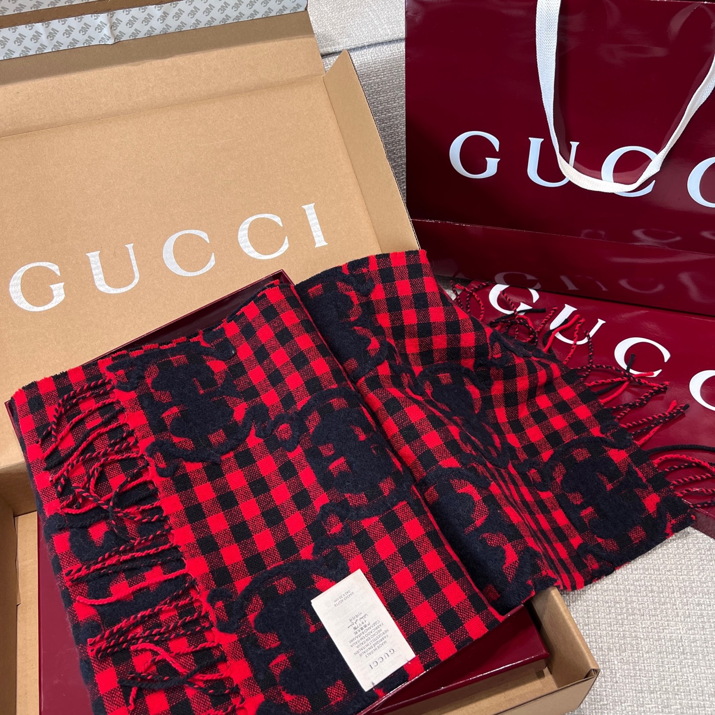 Gucci 高仿格紋雙G羊毛圍巾 男女款紅黑配色保暖百搭單品｜歐美奢侈品精品推薦