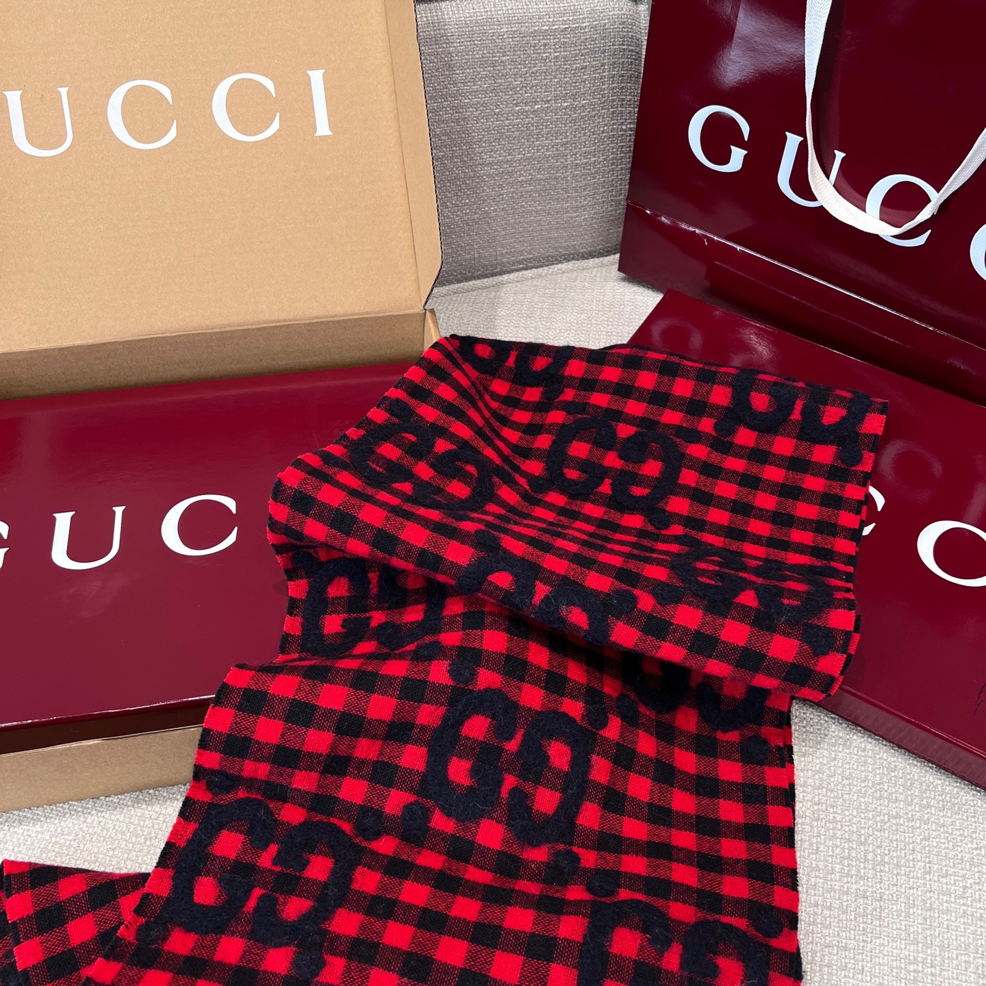 Gucci 高仿格紋雙G羊毛圍巾 男女款紅黑配色保暖百搭單品｜歐美奢侈品精品推薦