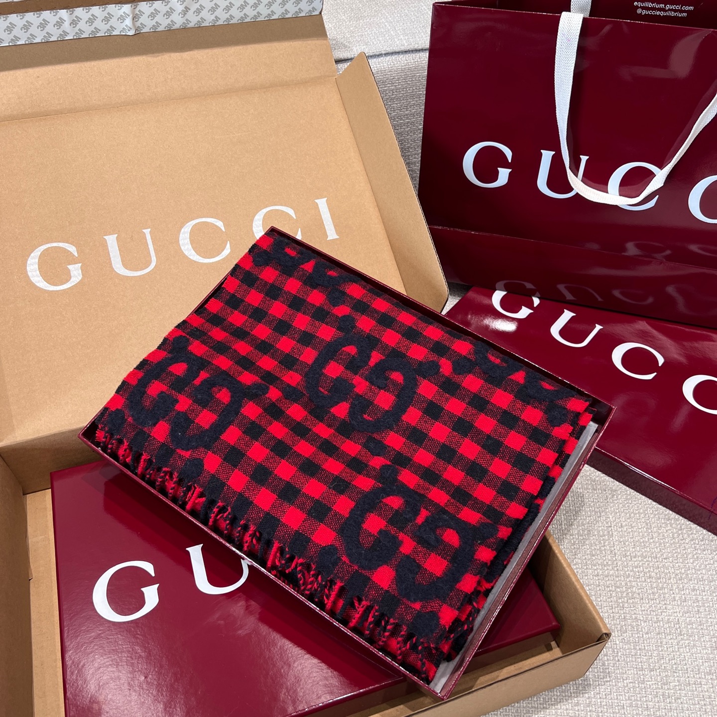 Gucci 高仿格紋雙G羊毛圍巾 男女款紅黑配色保暖百搭單品｜歐美奢侈品精品推薦