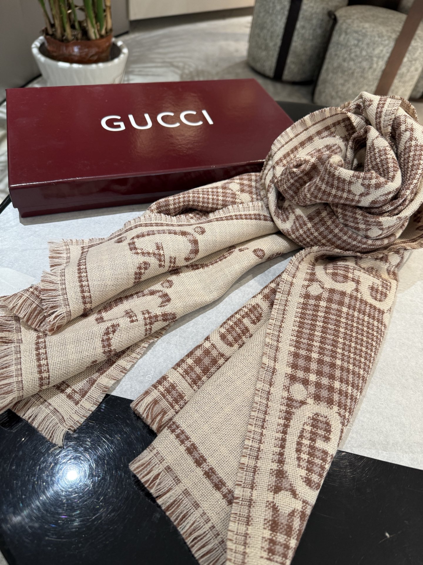 Gucci 原單白色雙G大標識圍巾 女款氣質感時尚秋冬單品|超A仿原單精品圖片 8 Gucci 原單白色雙G大標識圍巾 女款氣質感時尚秋冬單品|歐美奢侈品精品推薦