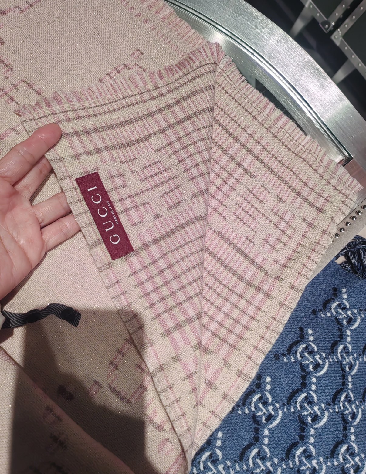 Gucci 一比一粉格紋雙G羊毛圍巾 女款日系氣質風人氣單品|超A仿原單精品圖片 14 Gucci 一比一粉格紋雙G羊毛圍巾 女款日系氣質風人氣單品|歐美奢侈品精品推薦